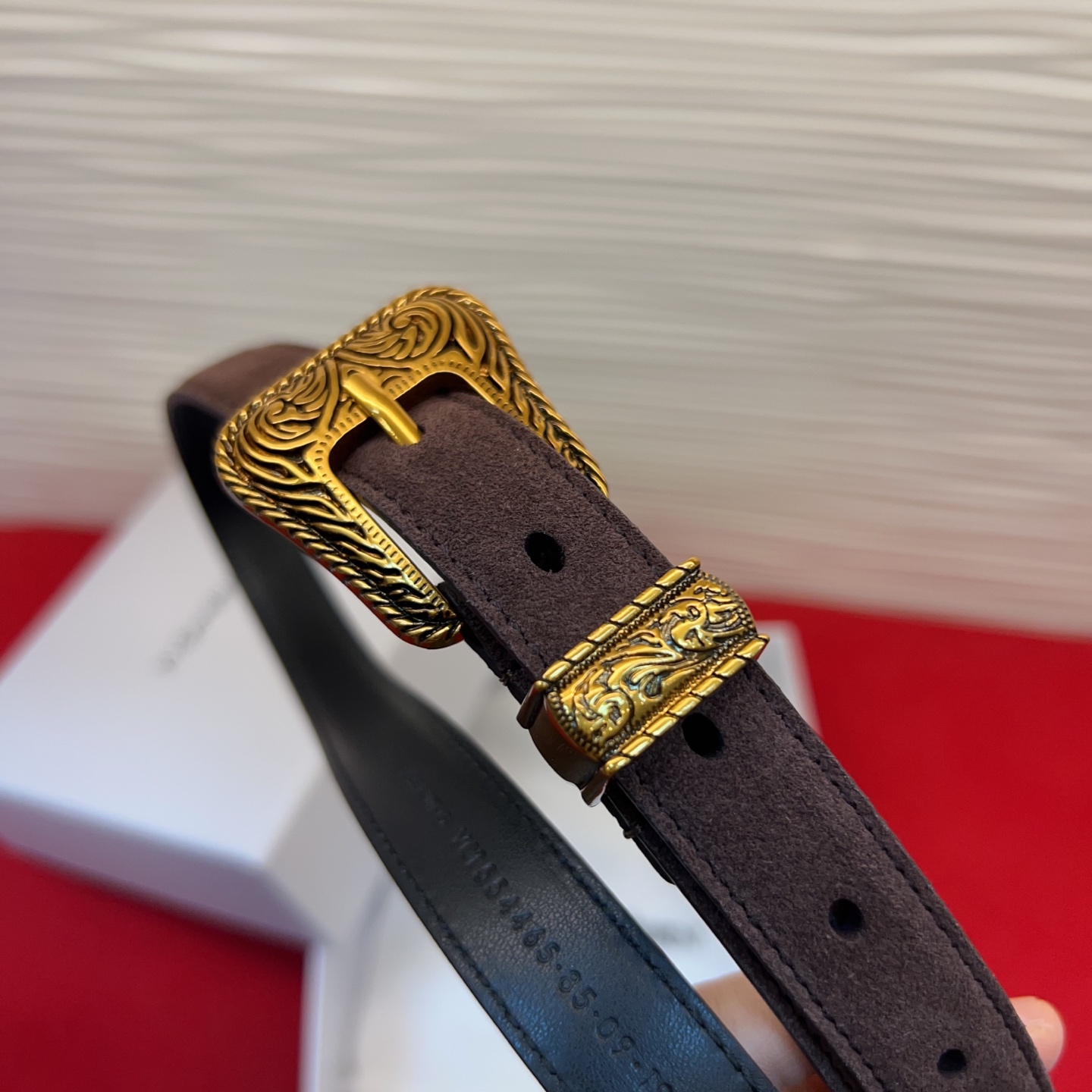 伊夫圣罗兰YSL自诞生的那一刻起，就在人们心中留下了色彩缤纷.浪漫高雅的形象，经典而不落俗套是他的特征。