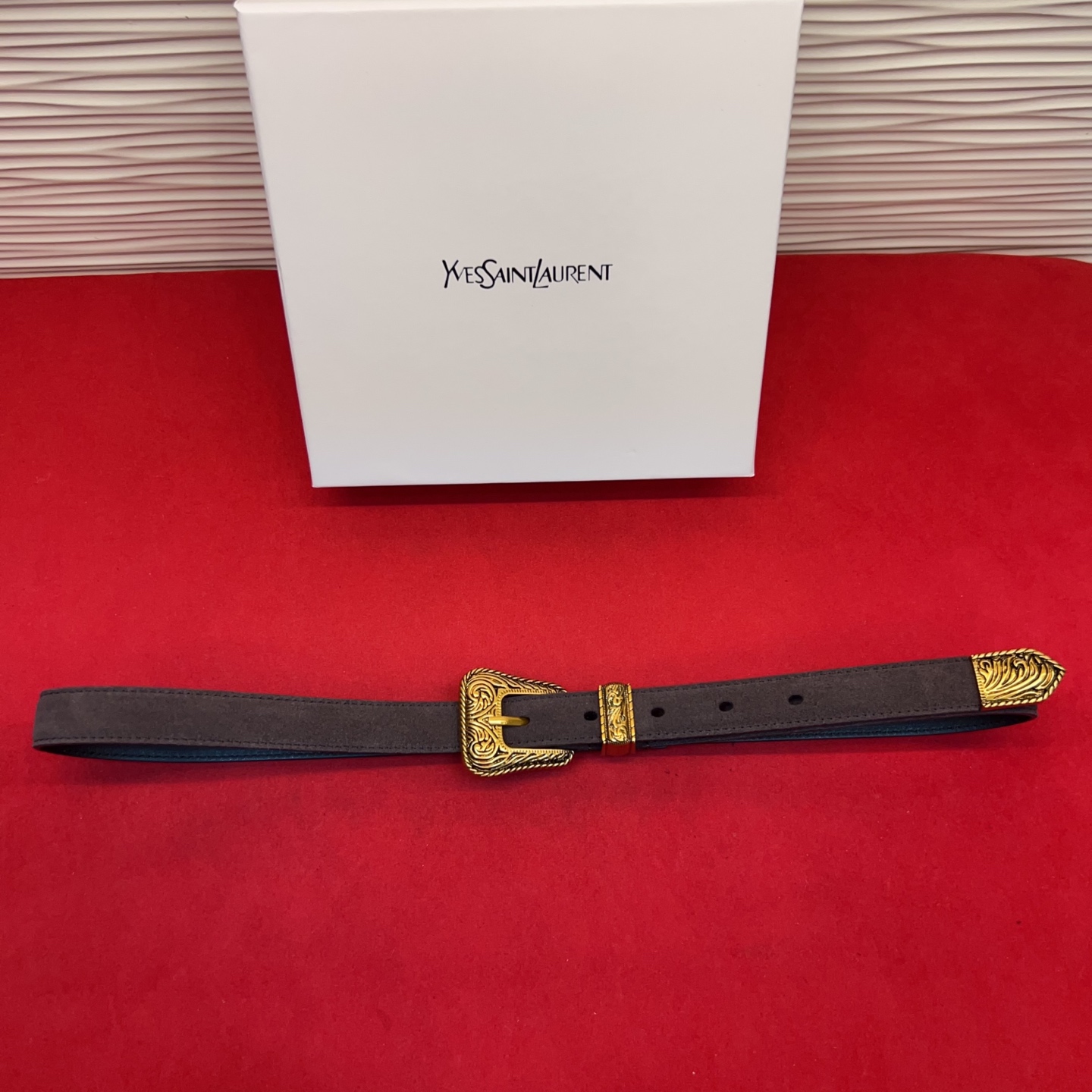 伊夫圣罗兰YSL自诞生的那一刻起，就在人们心中留下了色彩缤纷.浪漫高雅的形象，经典而不落俗套是他的特征。