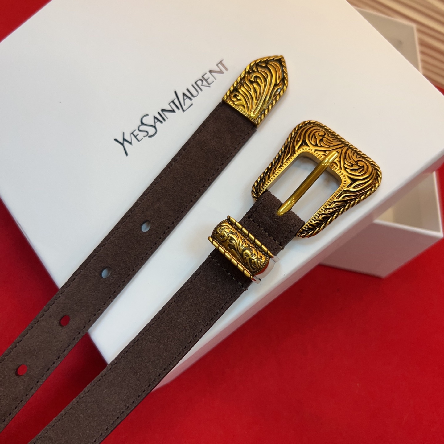 伊夫圣罗兰YSL自诞生的那一刻起，就在人们心中留下了色彩缤纷.浪漫高雅的形象，经典而不落俗套是他的特征。