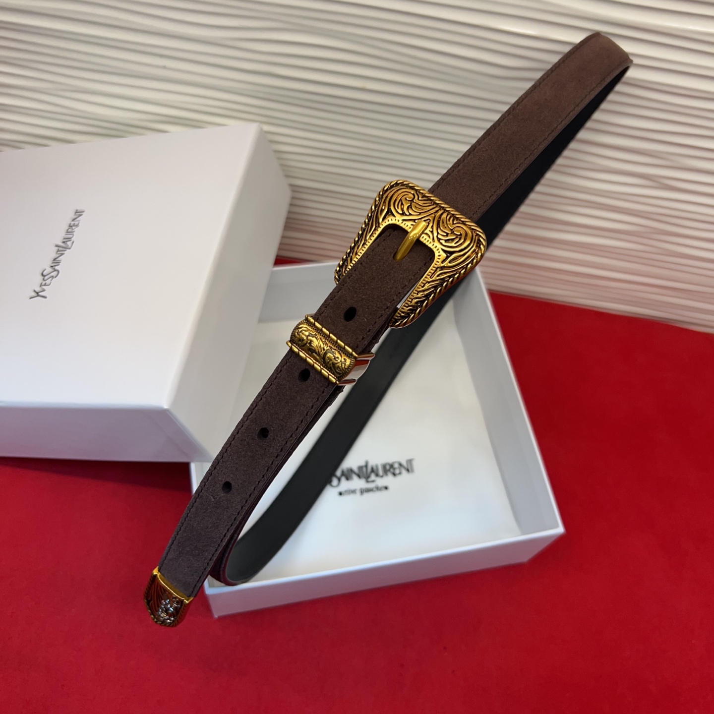 伊夫圣罗兰YSL自诞生的那一刻起，就在人们心中留下了色彩缤纷.浪漫高雅的形象，经典而不落俗套是他的特征。