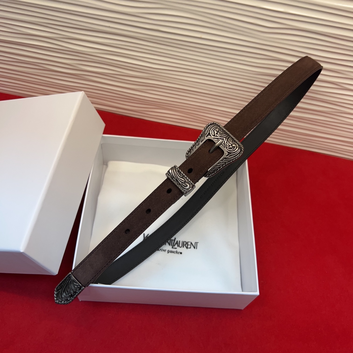 伊夫圣罗兰YSL自诞生的那一刻起，就在人们心中留下了色彩缤纷.浪漫高雅的形象，经典而不落俗套是他的特征。