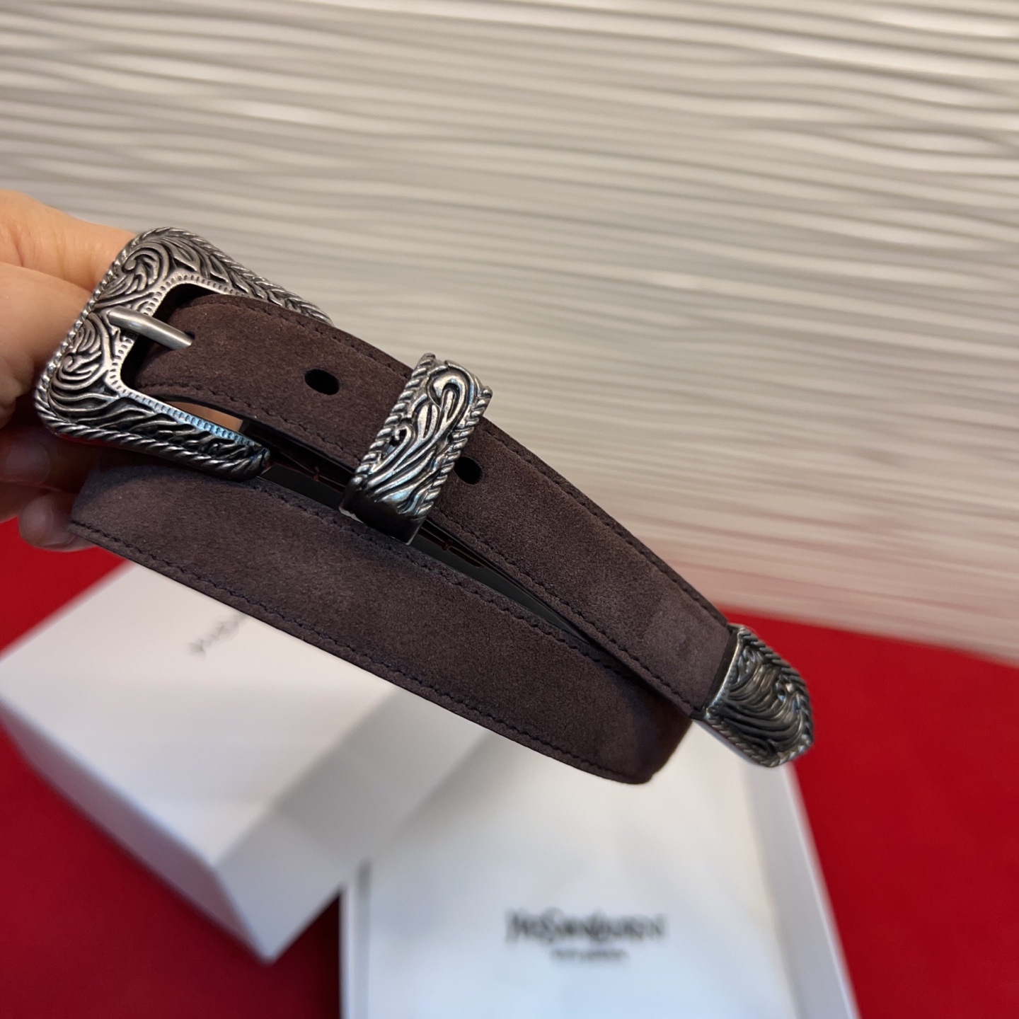 伊夫圣罗兰YSL自诞生的那一刻起，就在人们心中留下了色彩缤纷.浪漫高雅的形象，经典而不落俗套是他的特征。