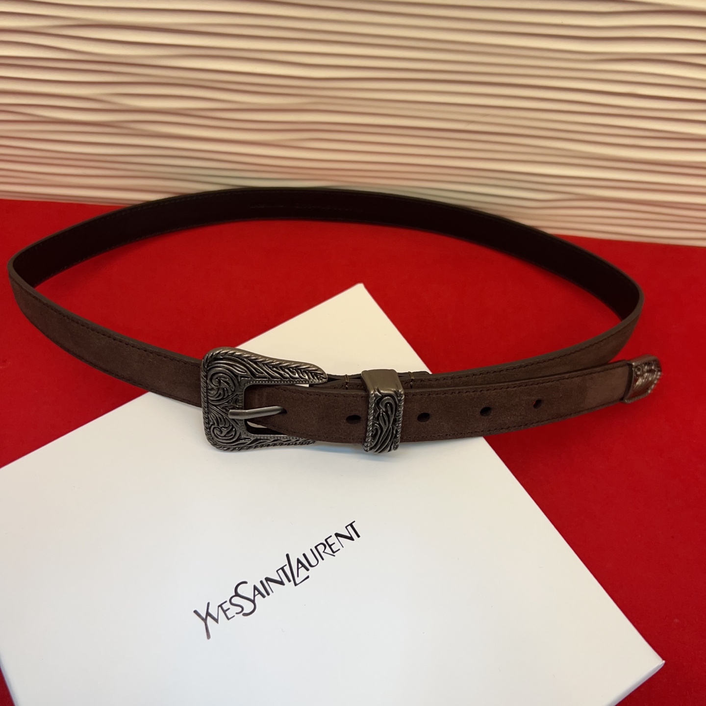 伊夫圣罗兰YSL自诞生的那一刻起，就在人们心中留下了色彩缤纷.浪漫高雅的形象，经典而不落俗套是他的特征。