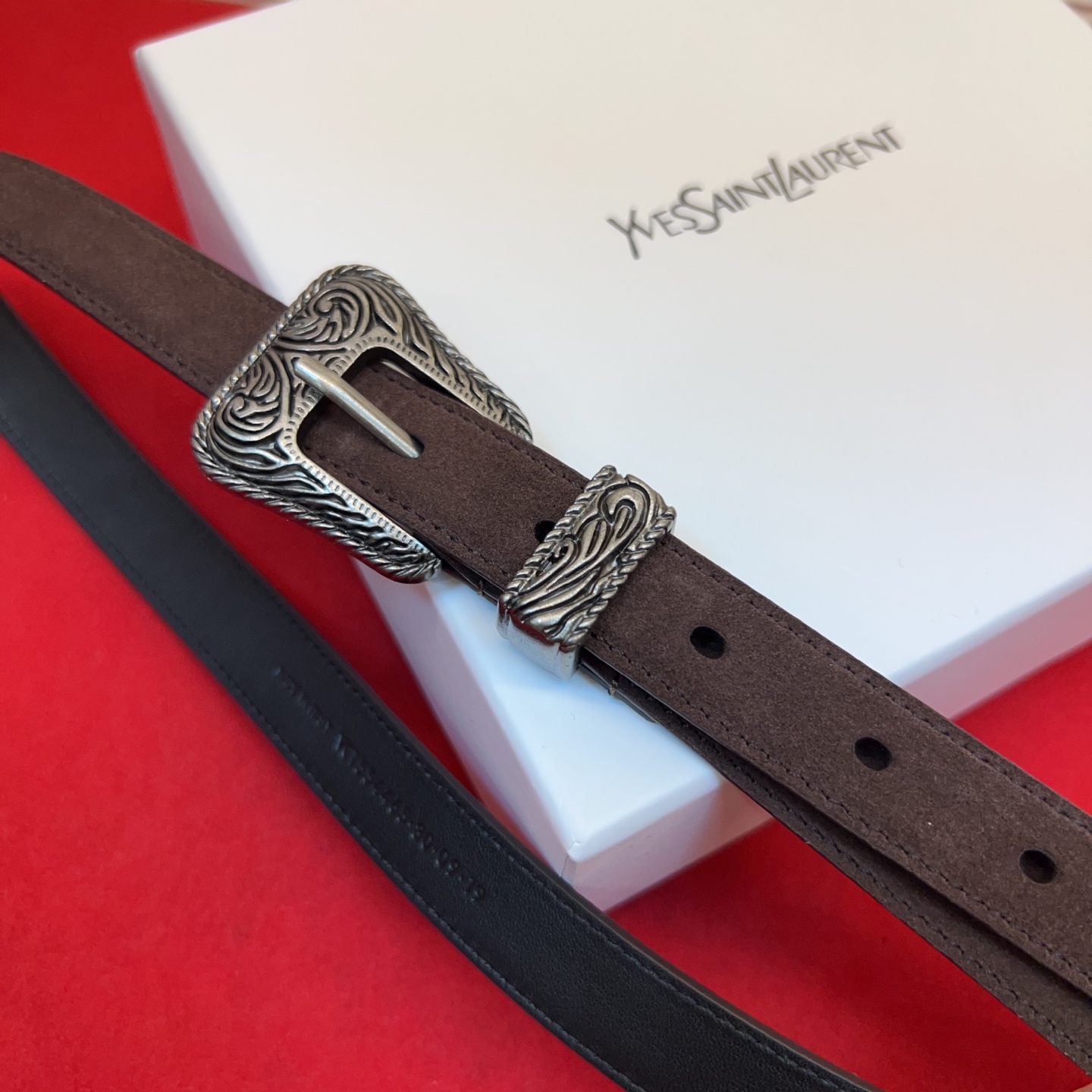 伊夫圣罗兰YSL自诞生的那一刻起，就在人们心中留下了色彩缤纷.浪漫高雅的形象，经典而不落俗套是他的特征。