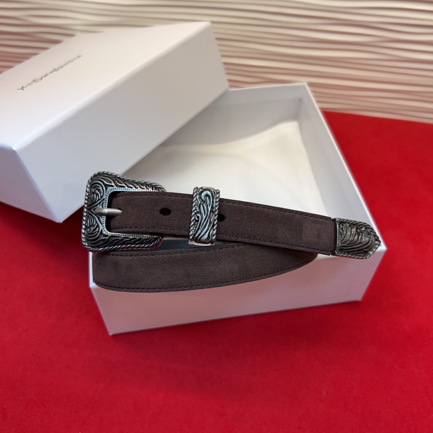 伊夫圣罗兰YSL自诞生的那一刻起，就在人们心中留下了色彩缤纷.浪漫高雅的形象，经典而不落俗套是他的特征。