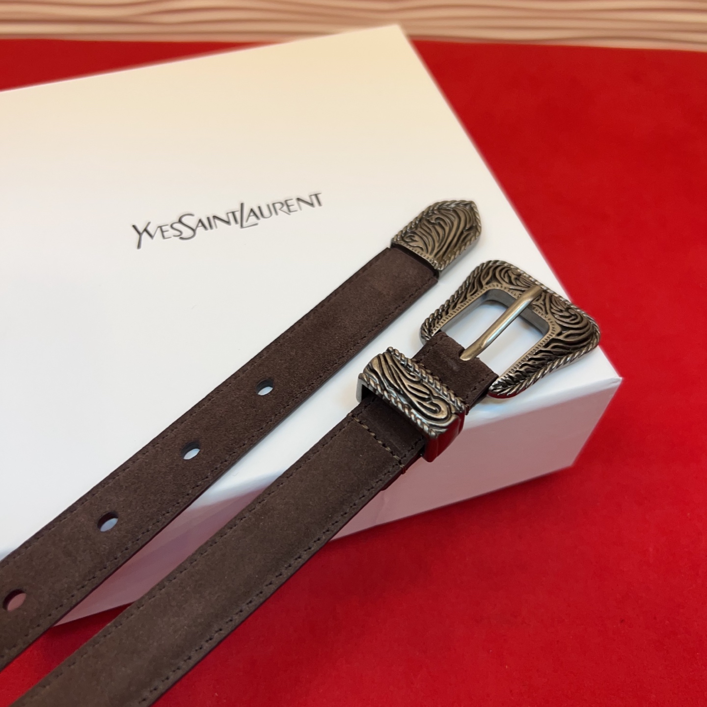 伊夫圣罗兰YSL自诞生的那一刻起，就在人们心中留下了色彩缤纷.浪漫高雅的形象，经典而不落俗套是他的特征。