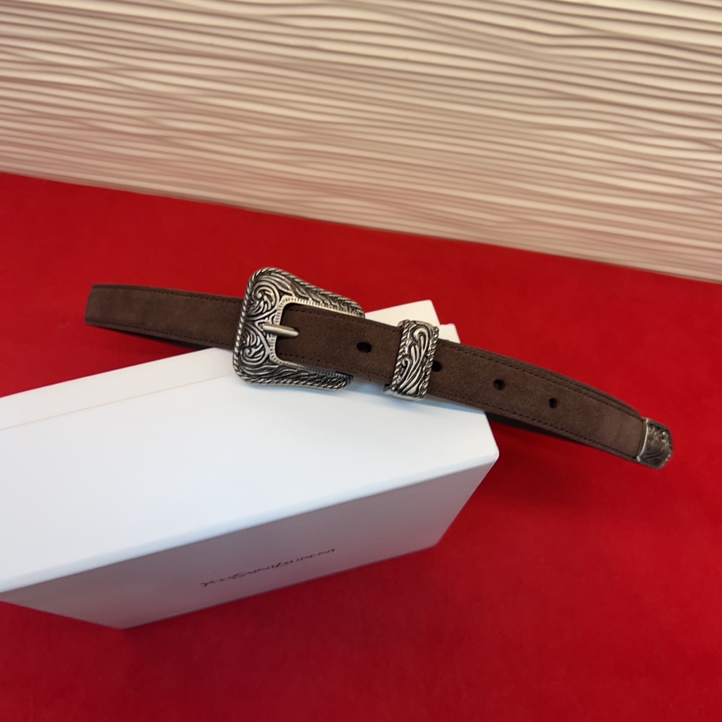 伊夫圣罗兰YSL自诞生的那一刻起，就在人们心中留下了色彩缤纷.浪漫高雅的形象，经典而不落俗套是他的特征。