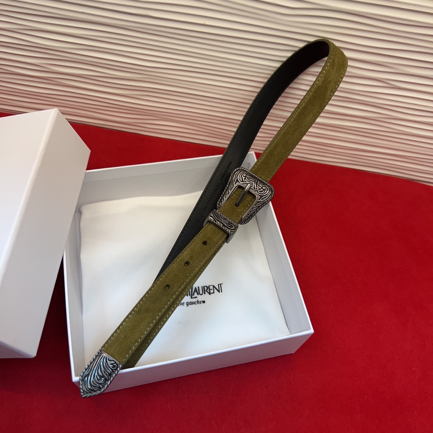 伊夫圣罗兰YSL自诞生的那一刻起，就在人们心中留下了色彩缤纷.浪漫高雅的形象，经典而不落俗套是他的特征。