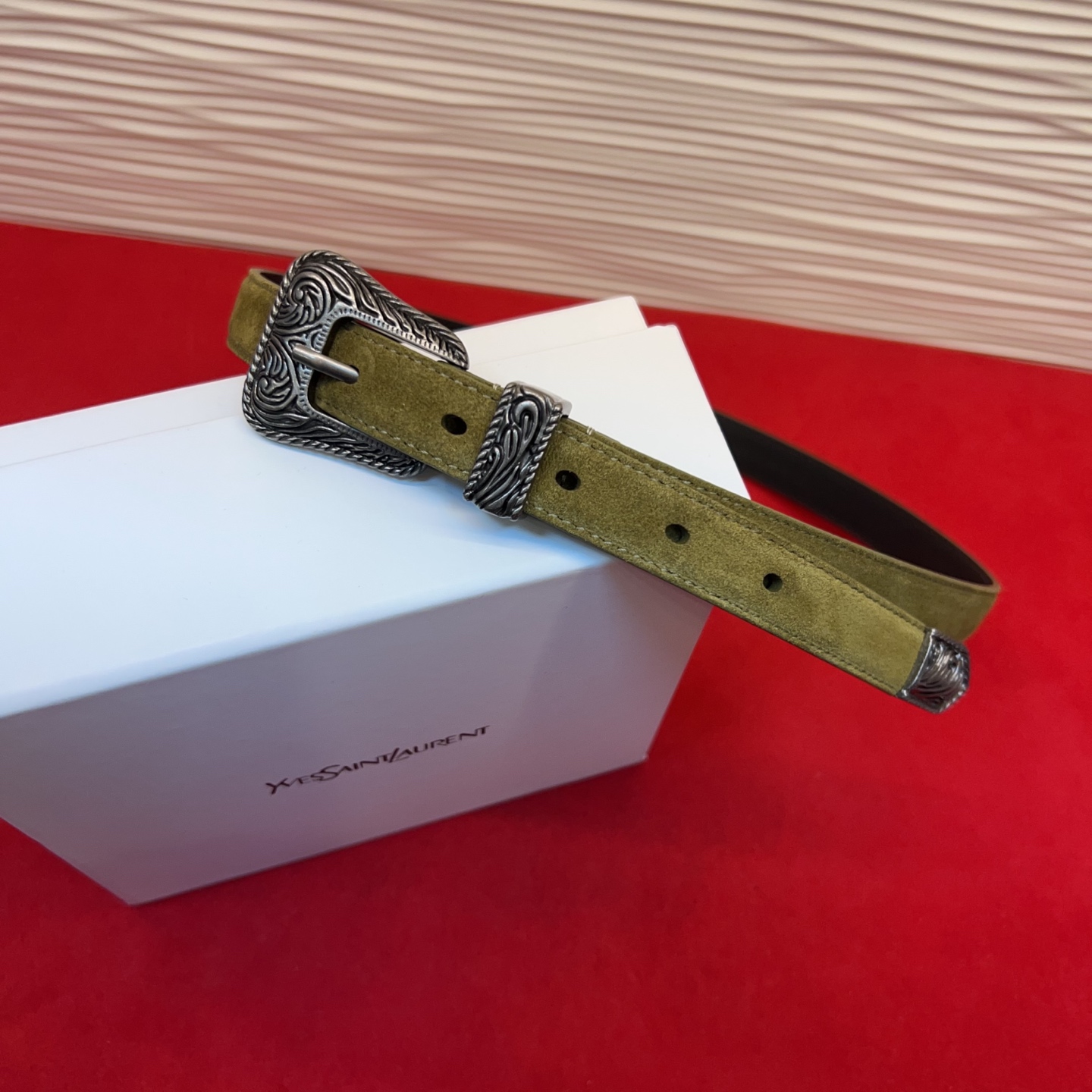 伊夫圣罗兰YSL自诞生的那一刻起，就在人们心中留下了色彩缤纷.浪漫高雅的形象，经典而不落俗套是他的特征。