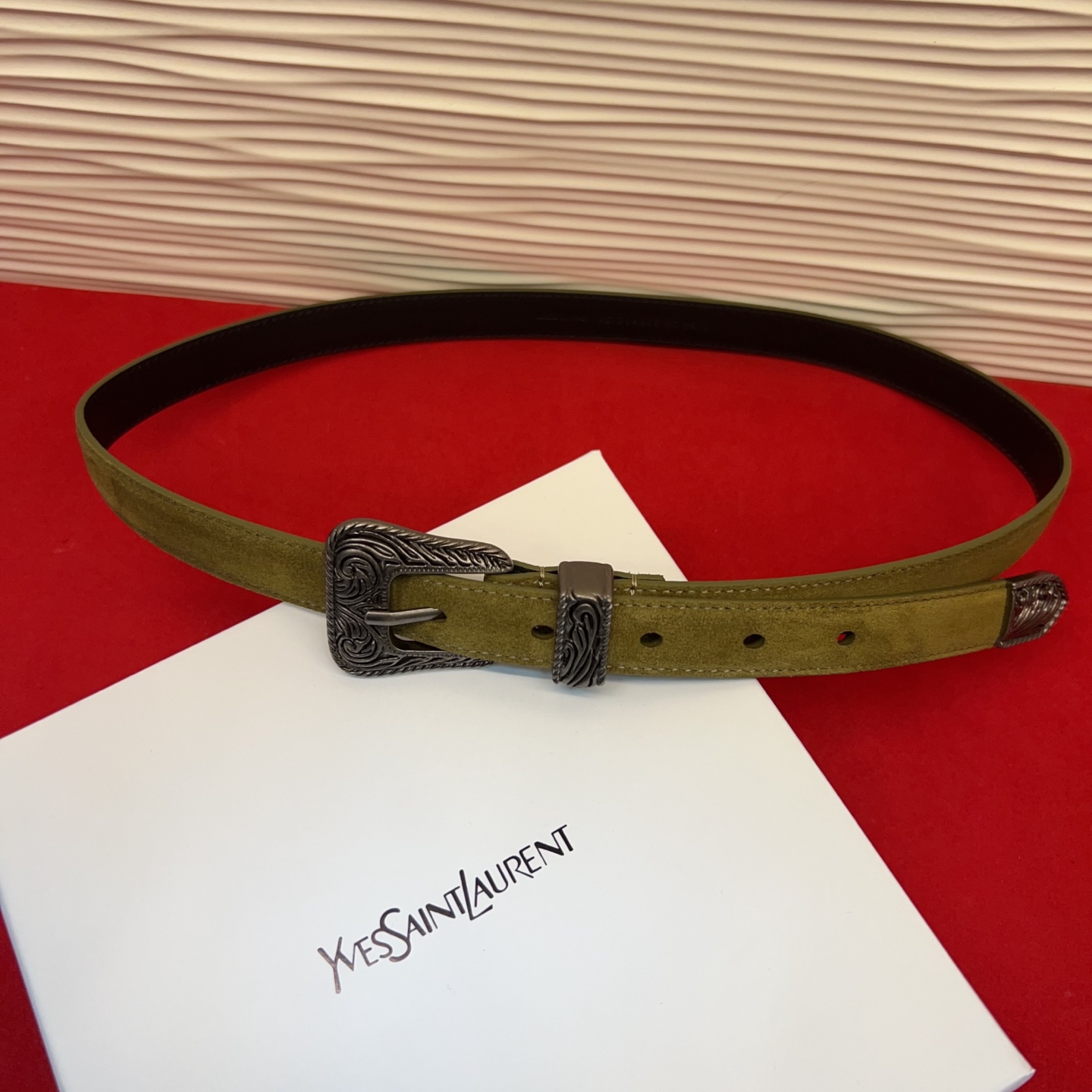 伊夫圣罗兰YSL自诞生的那一刻起，就在人们心中留下了色彩缤纷.浪漫高雅的形象，经典而不落俗套是他的特征。