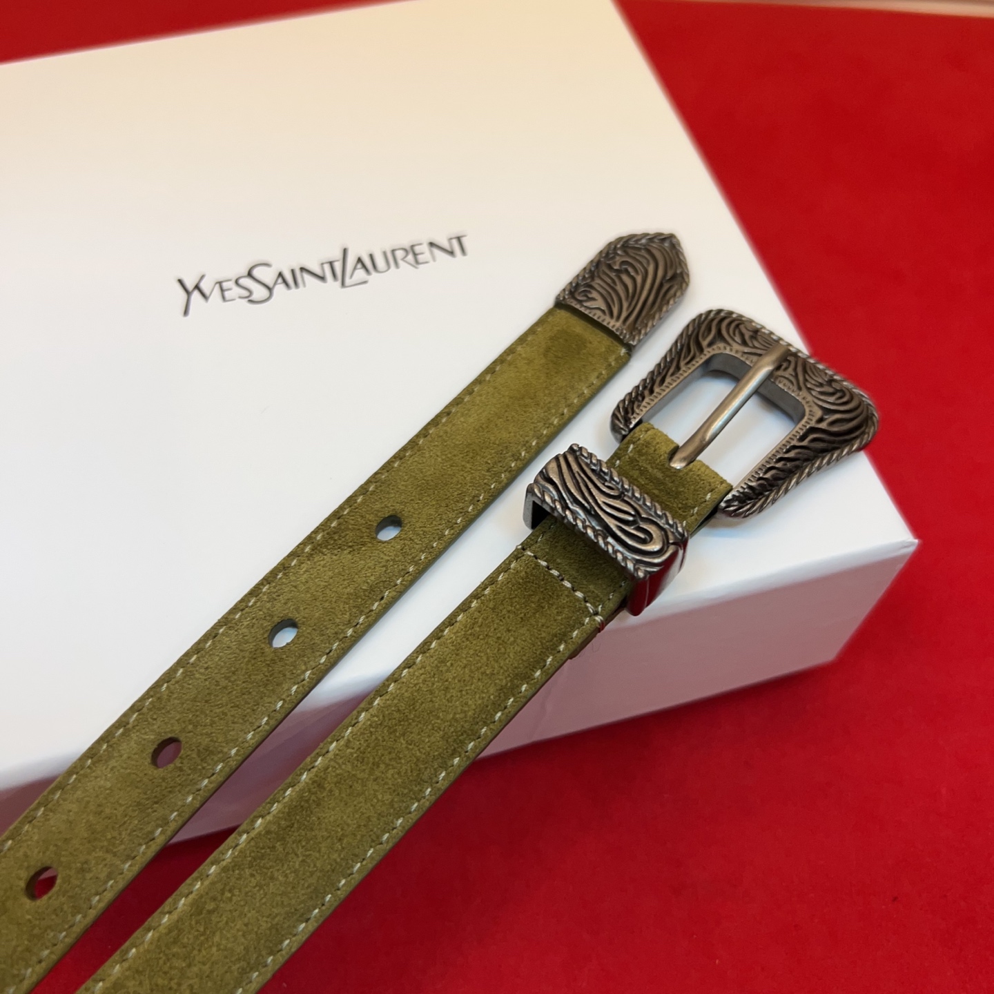 伊夫圣罗兰YSL自诞生的那一刻起，就在人们心中留下了色彩缤纷.浪漫高雅的形象，经典而不落俗套是他的特征。