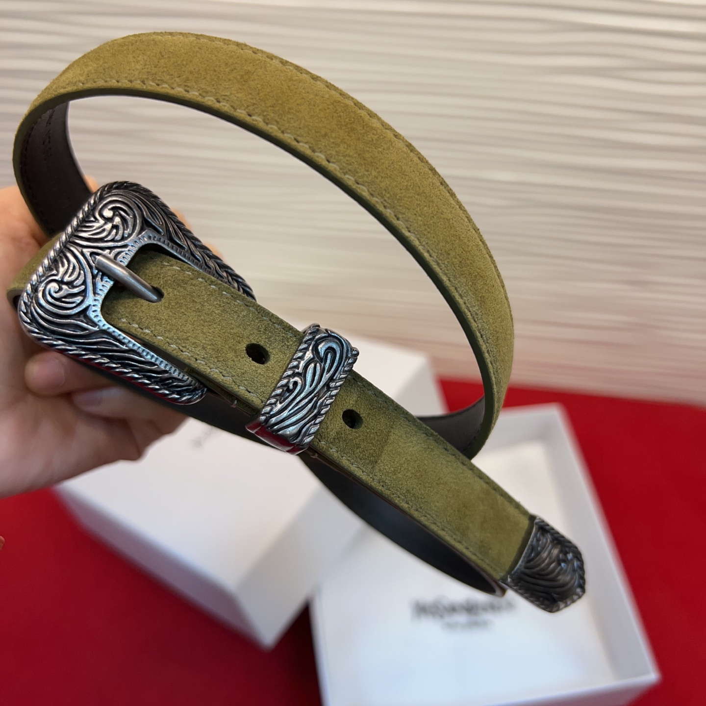 伊夫圣罗兰YSL自诞生的那一刻起，就在人们心中留下了色彩缤纷.浪漫高雅的形象，经典而不落俗套是他的特征。