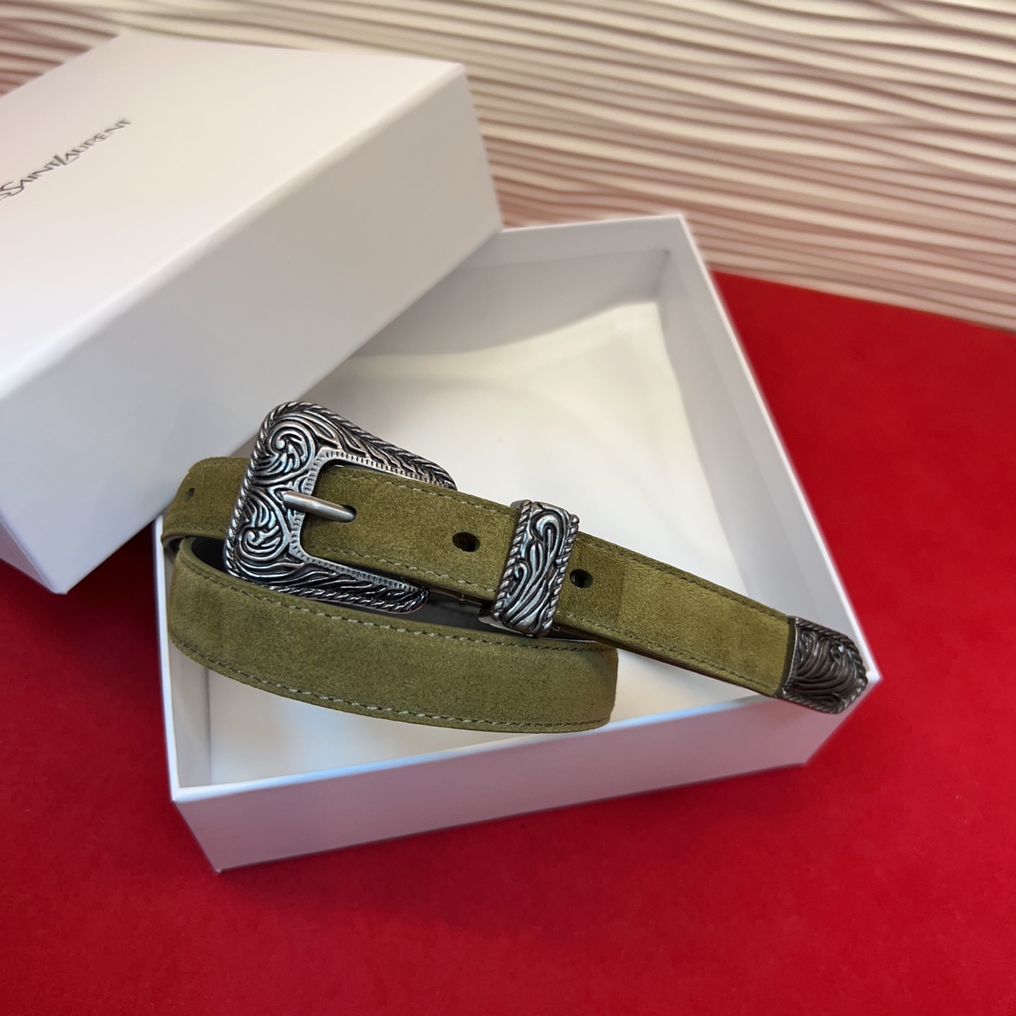 伊夫圣罗兰YSL自诞生的那一刻起，就在人们心中留下了色彩缤纷.浪漫高雅的形象，经典而不落俗套是他的特征。