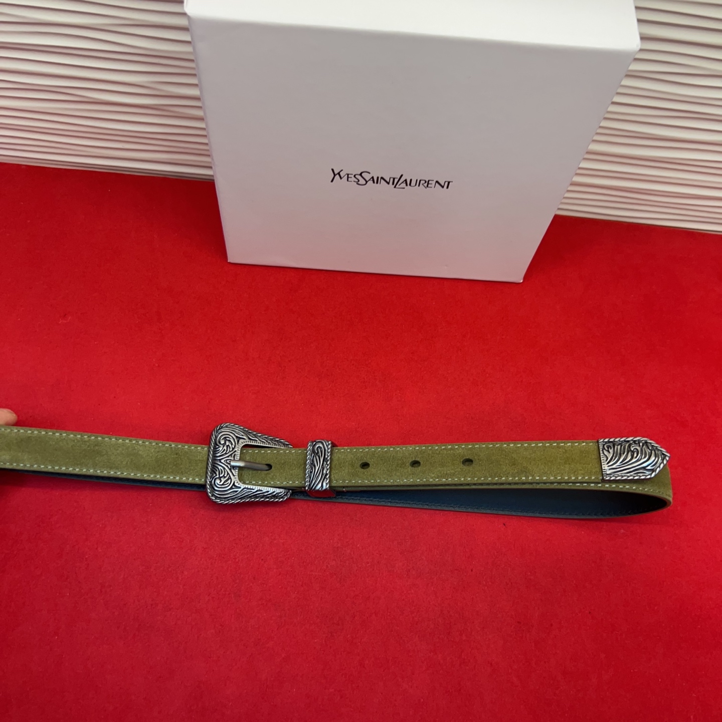 伊夫圣罗兰YSL自诞生的那一刻起，就在人们心中留下了色彩缤纷.浪漫高雅的形象，经典而不落俗套是他的特征。