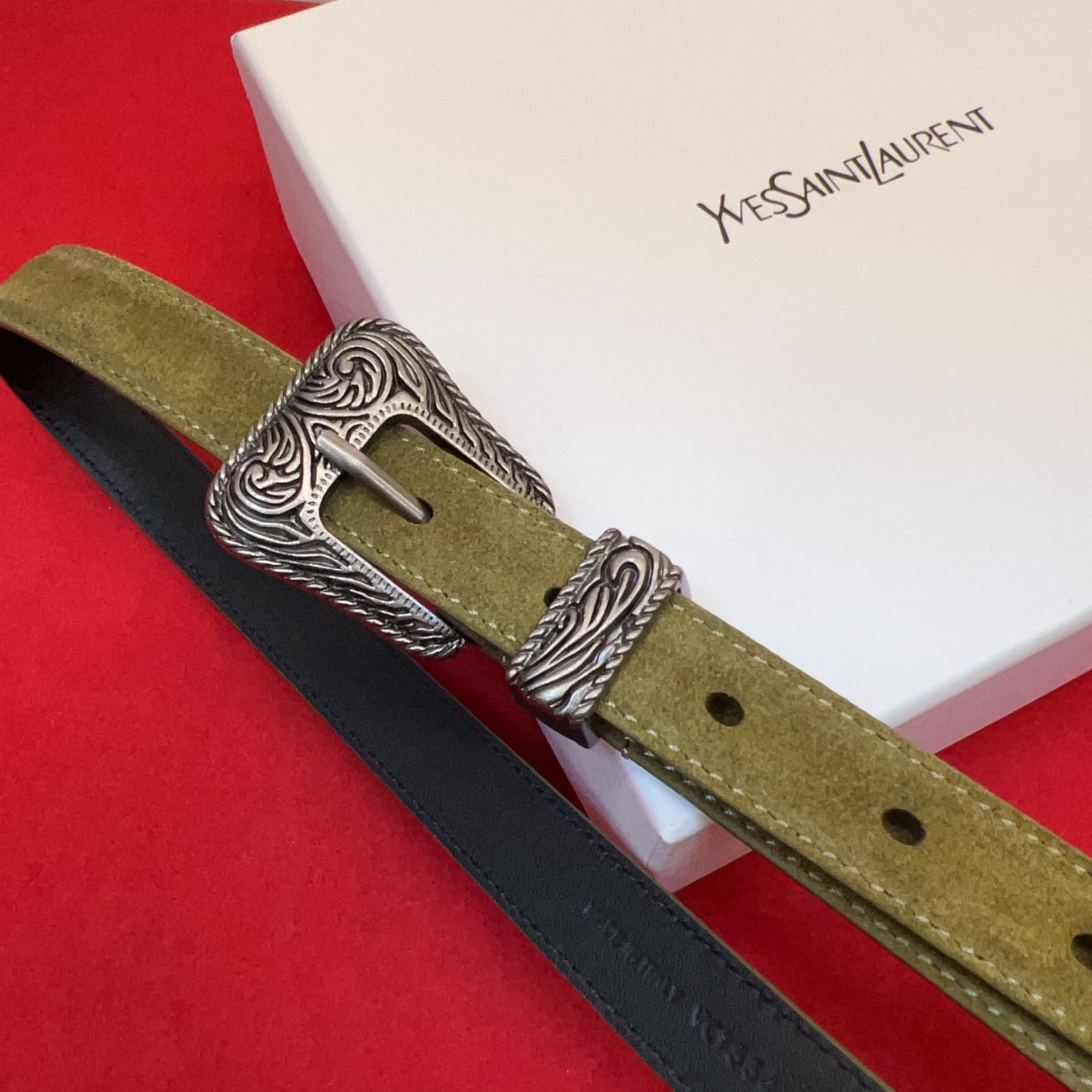 伊夫圣罗兰YSL自诞生的那一刻起，就在人们心中留下了色彩缤纷.浪漫高雅的形象，经典而不落俗套是他的特征。