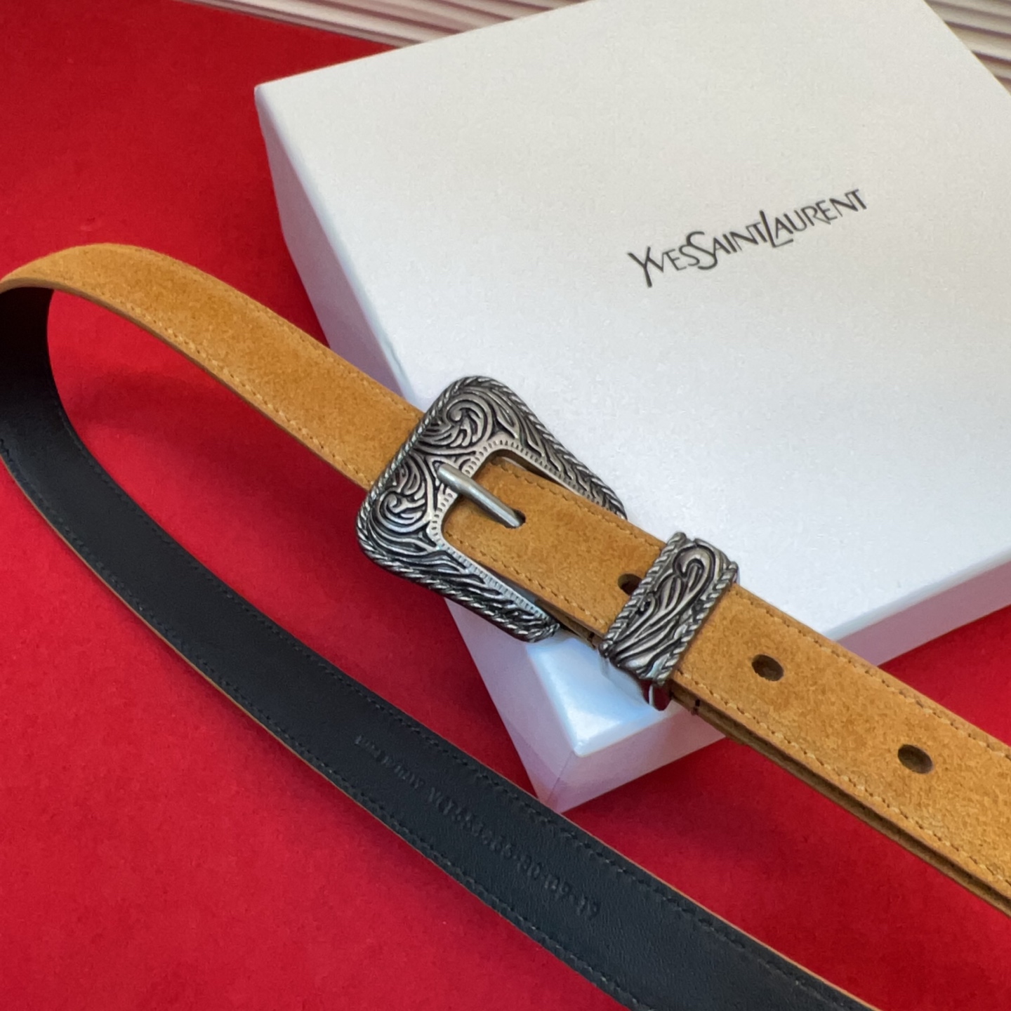 伊夫圣罗兰YSL自诞生的那一刻起，就在人们心中留下了色彩缤纷.浪漫高雅的形象，经典而不落俗套是他的特征。