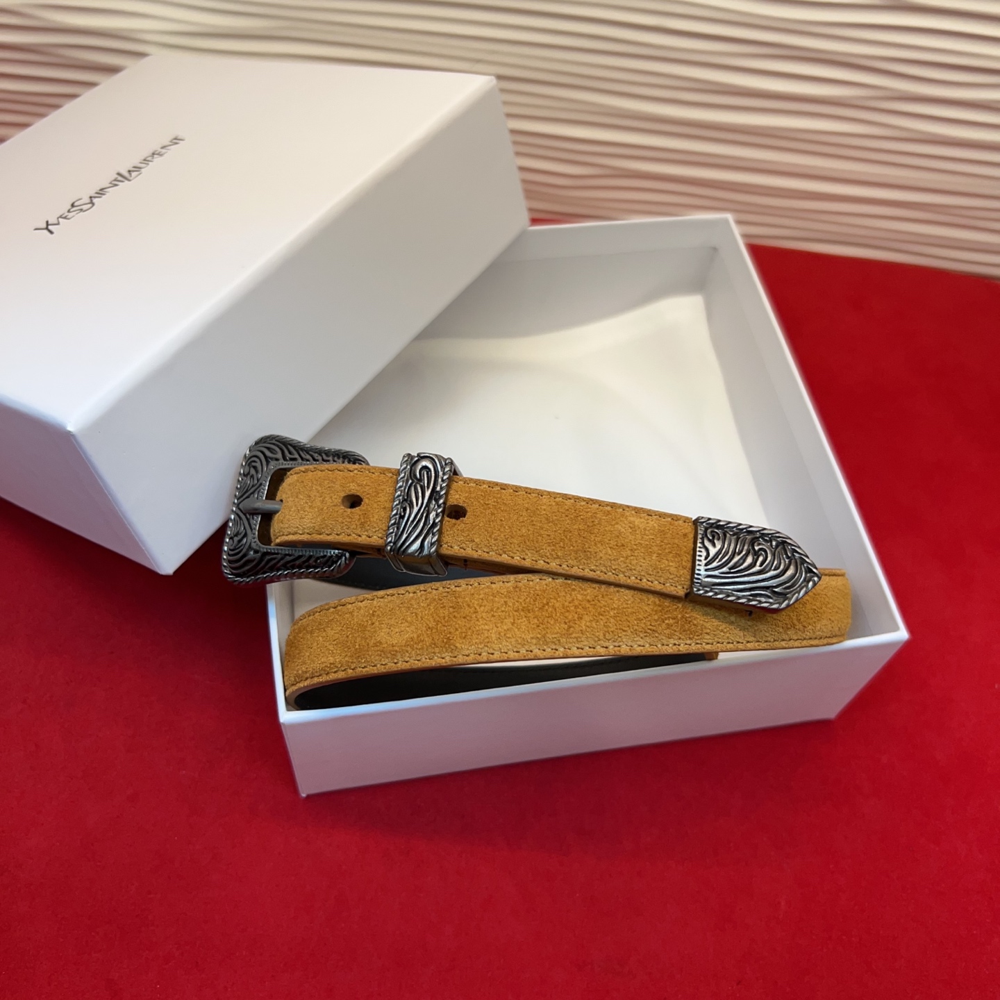 伊夫圣罗兰YSL自诞生的那一刻起，就在人们心中留下了色彩缤纷.浪漫高雅的形象，经典而不落俗套是他的特征。