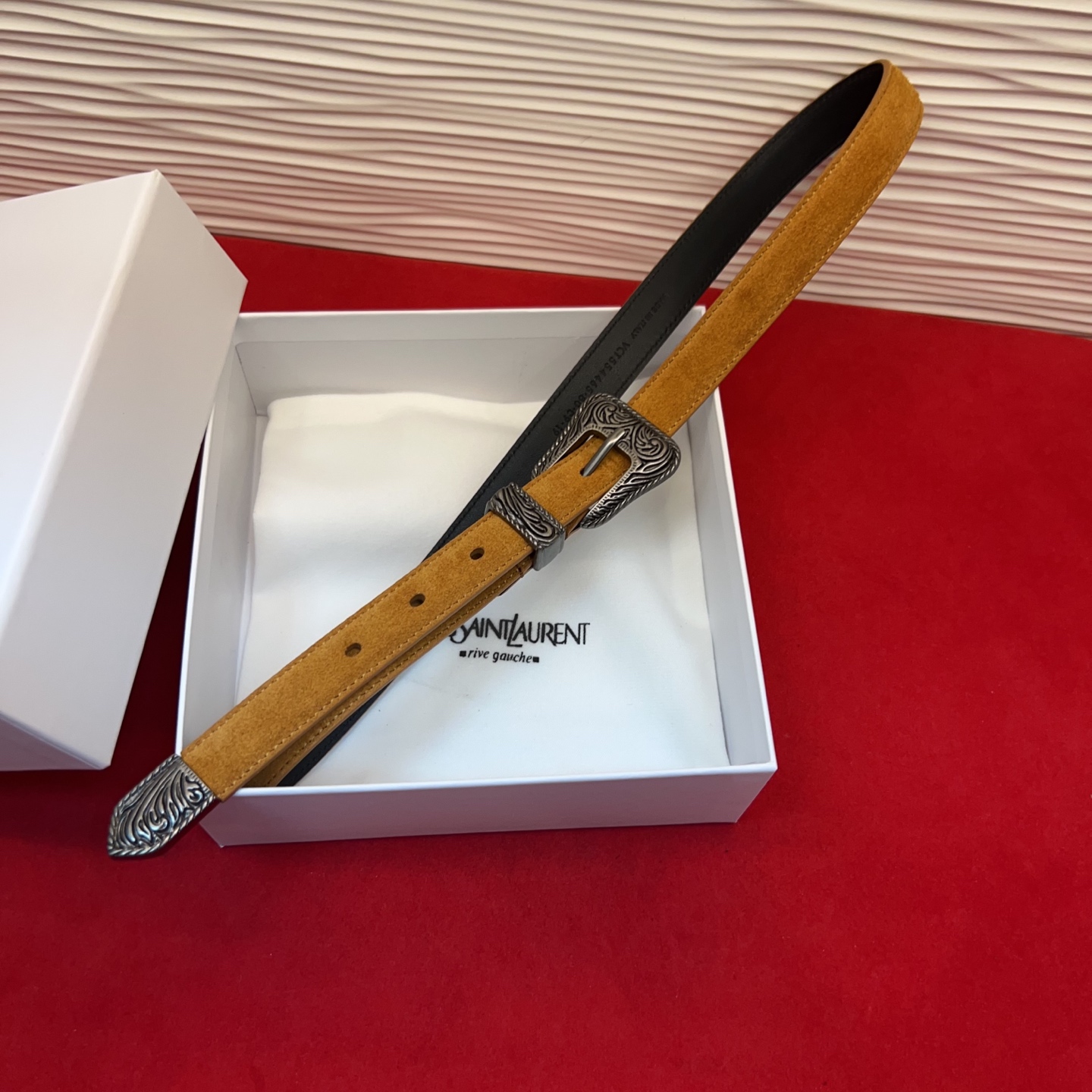 伊夫圣罗兰YSL自诞生的那一刻起，就在人们心中留下了色彩缤纷.浪漫高雅的形象，经典而不落俗套是他的特征。