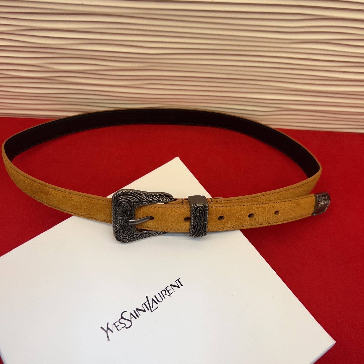 伊夫圣罗兰YSL自诞生的那一刻起，就在人们心中留下了色彩缤纷.浪漫高雅的形象，经典而不落俗套是他的特征。