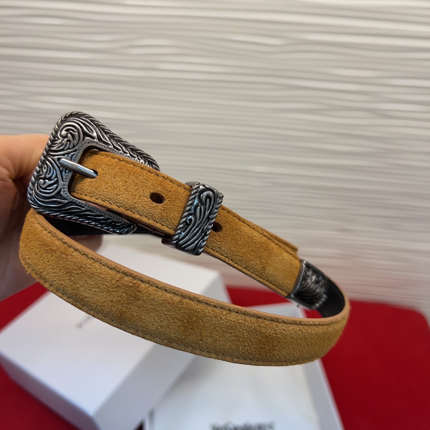 伊夫圣罗兰YSL自诞生的那一刻起，就在人们心中留下了色彩缤纷.浪漫高雅的形象，经典而不落俗套是他的特征。