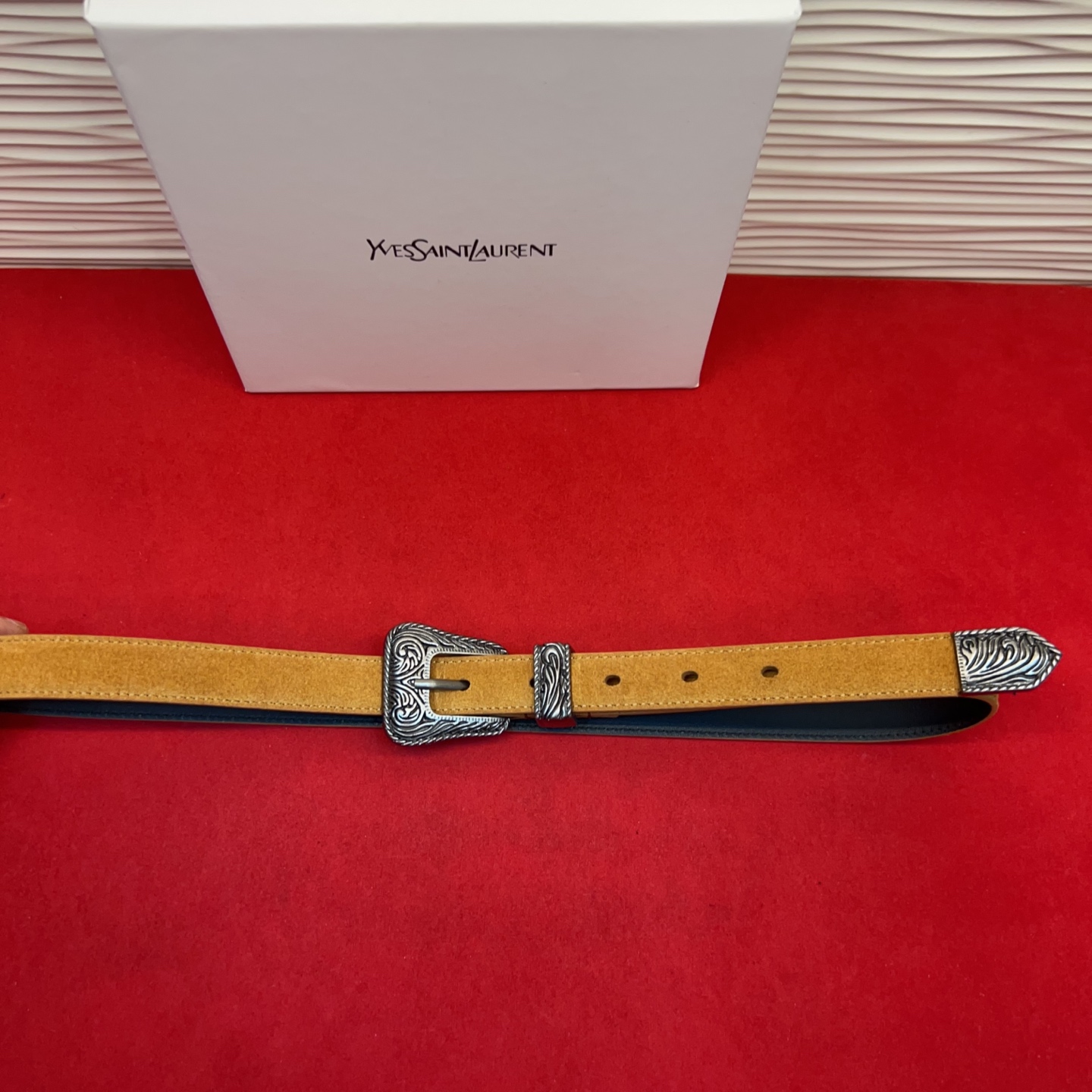 伊夫圣罗兰YSL自诞生的那一刻起，就在人们心中留下了色彩缤纷.浪漫高雅的形象，经典而不落俗套是他的特征。