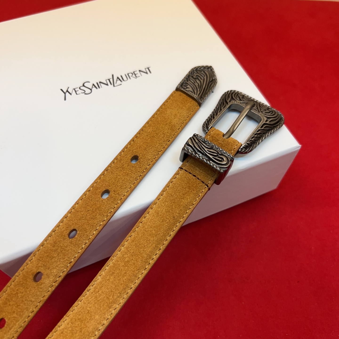 伊夫圣罗兰YSL自诞生的那一刻起，就在人们心中留下了色彩缤纷.浪漫高雅的形象，经典而不落俗套是他的特征。