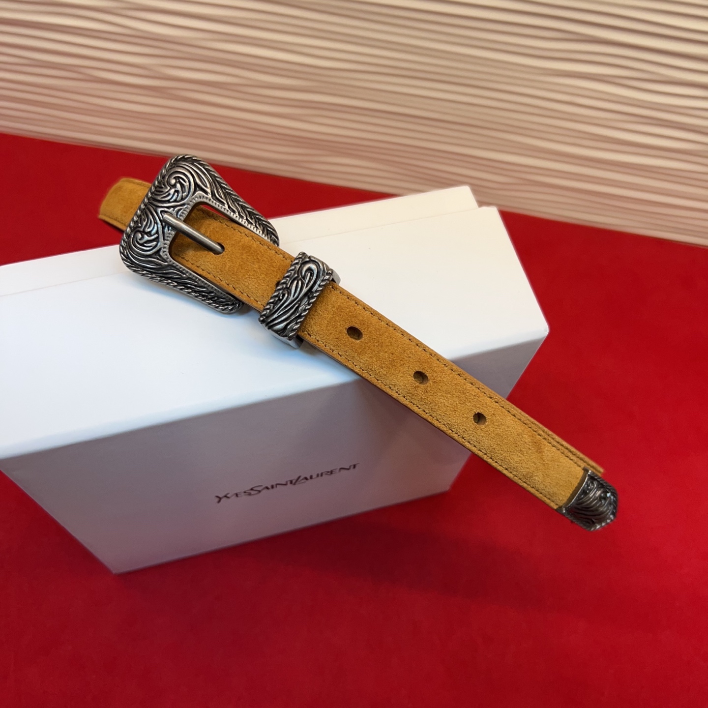 伊夫圣罗兰YSL自诞生的那一刻起，就在人们心中留下了色彩缤纷.浪漫高雅的形象，经典而不落俗套是他的特征。