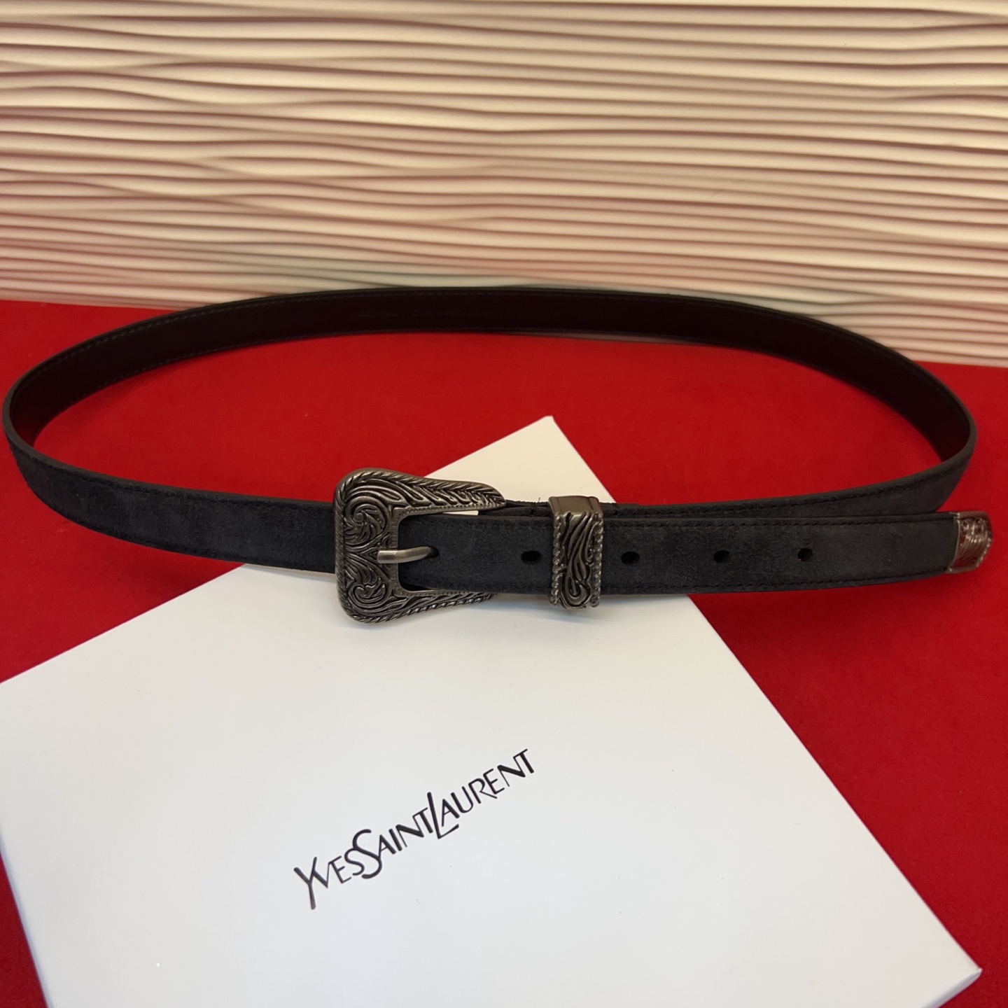 伊夫圣罗兰YSL自诞生的那一刻起，就在人们心中留下了色彩缤纷.浪漫高雅的形象，经典而不落俗套是他的特征。