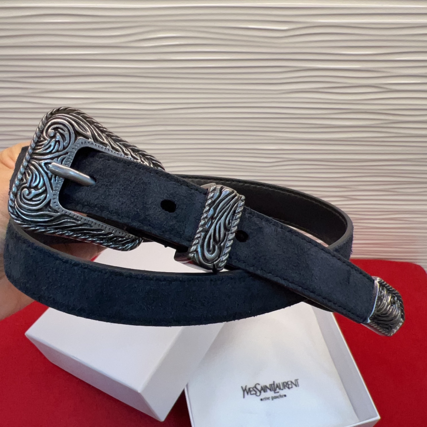 伊夫圣罗兰YSL自诞生的那一刻起，就在人们心中留下了色彩缤纷.浪漫高雅的形象，经典而不落俗套是他的特征。