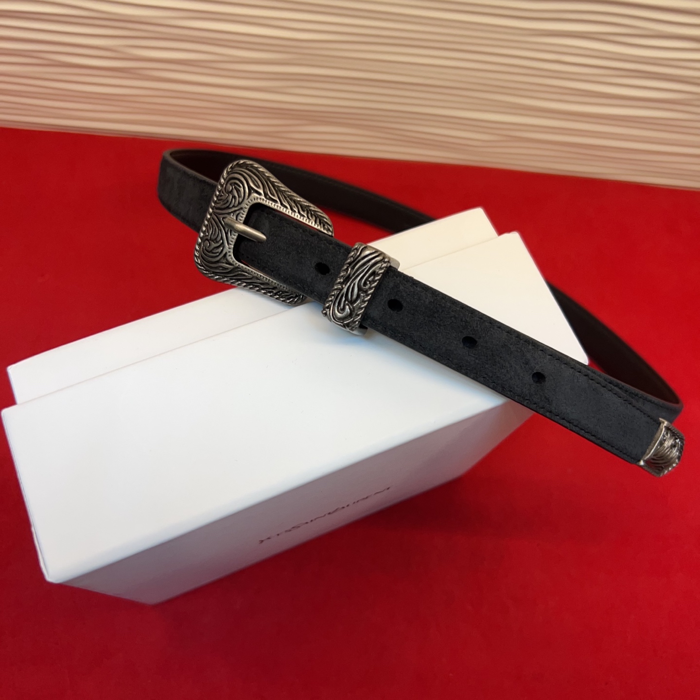 伊夫圣罗兰YSL自诞生的那一刻起，就在人们心中留下了色彩缤纷.浪漫高雅的形象，经典而不落俗套是他的特征。