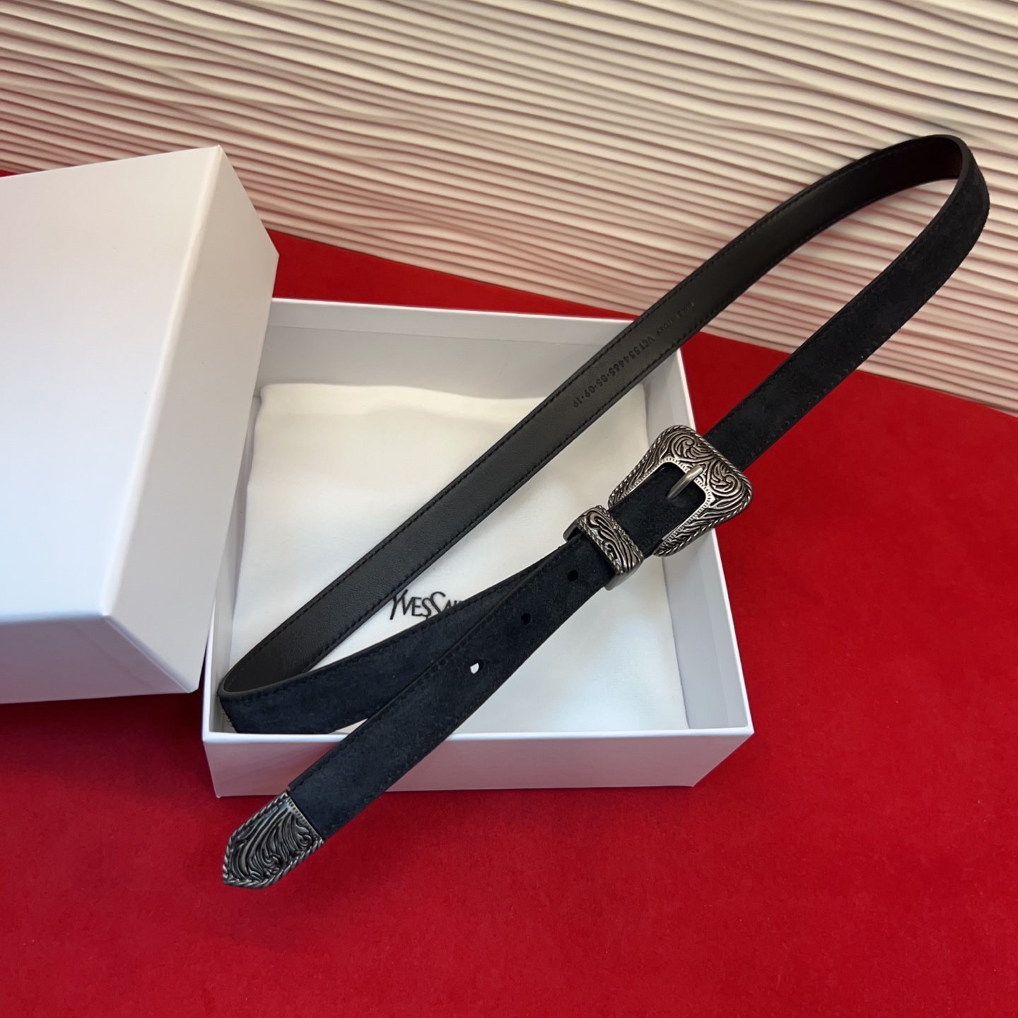 伊夫圣罗兰YSL自诞生的那一刻起，就在人们心中留下了色彩缤纷.浪漫高雅的形象，经典而不落俗套是他的特征。