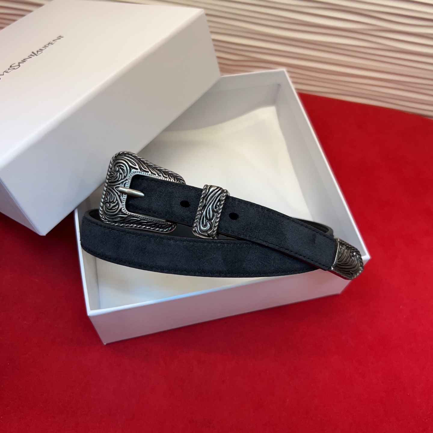 伊夫圣罗兰YSL自诞生的那一刻起，就在人们心中留下了色彩缤纷.浪漫高雅的形象，经典而不落俗套是他的特征。