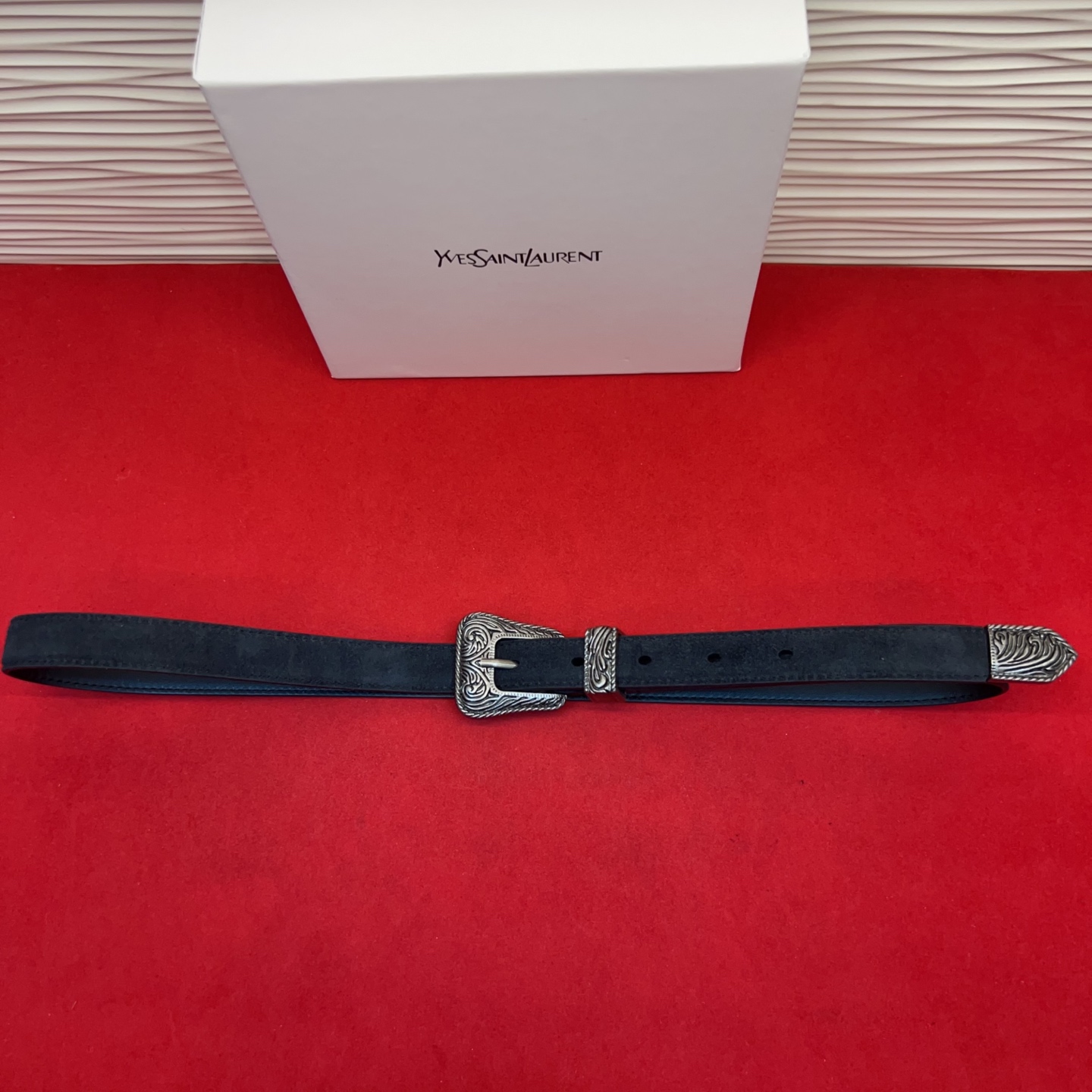 伊夫圣罗兰YSL自诞生的那一刻起，就在人们心中留下了色彩缤纷.浪漫高雅的形象，经典而不落俗套是他的特征。