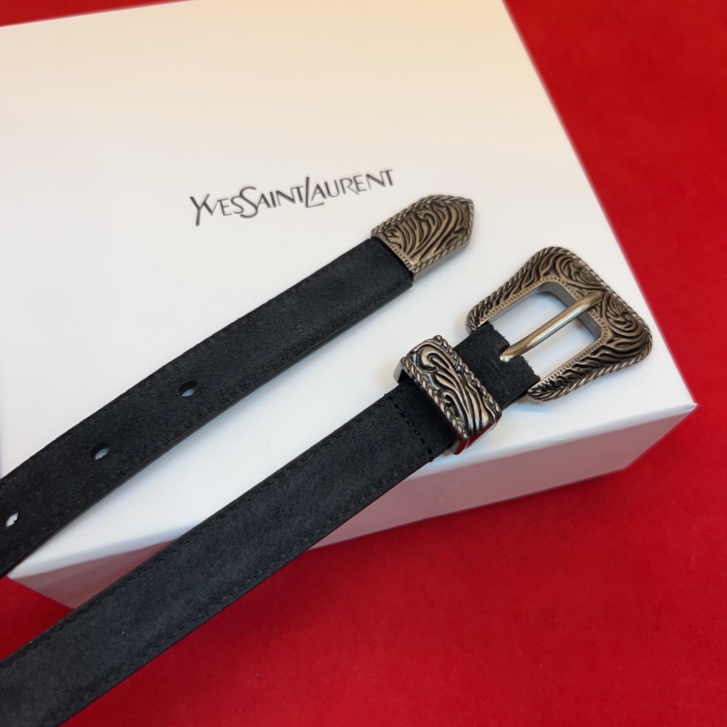 伊夫圣罗兰YSL自诞生的那一刻起，就在人们心中留下了色彩缤纷.浪漫高雅的形象，经典而不落俗套是他的特征。