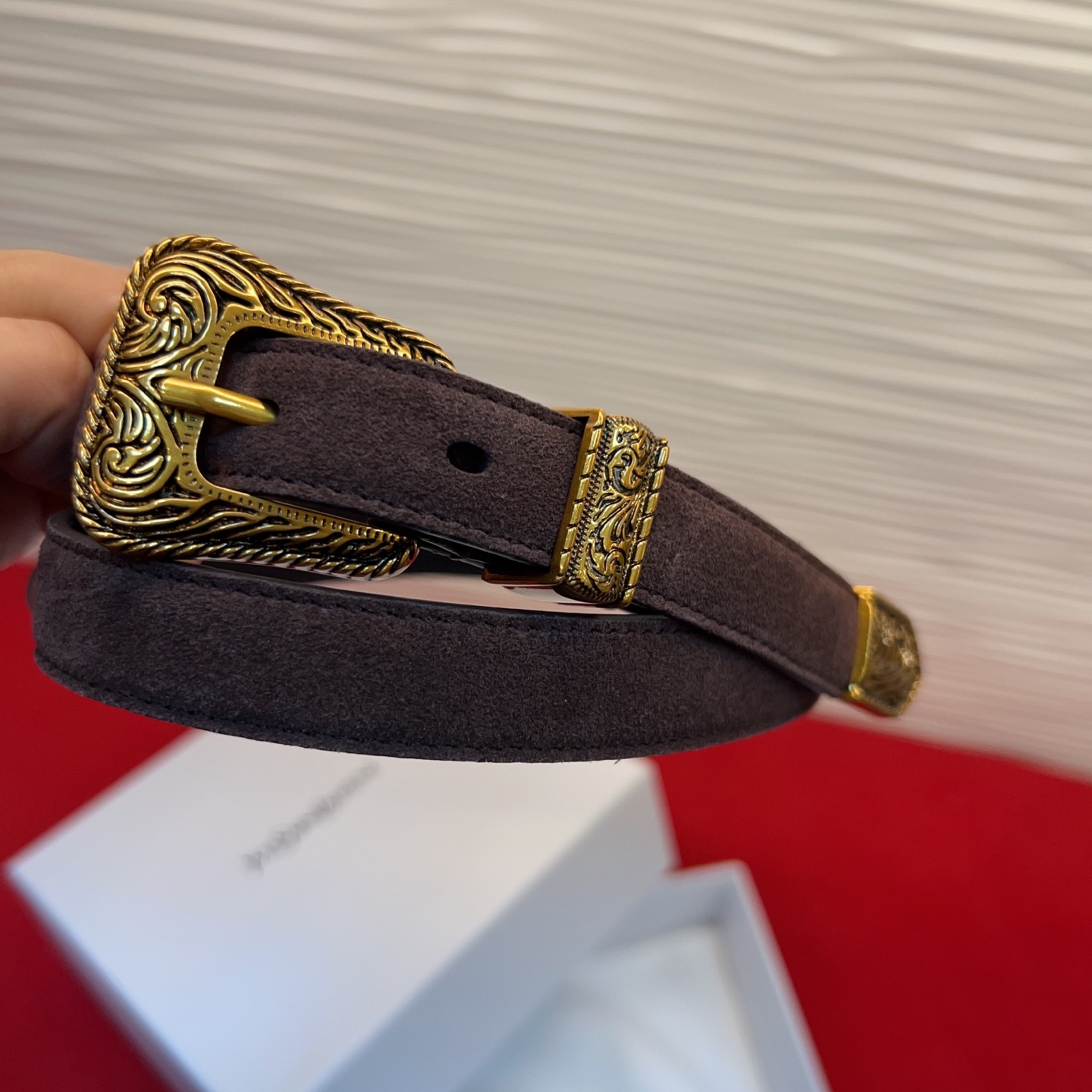 伊夫圣罗兰YSL自诞生的那一刻起，就在人们心中留下了色彩缤纷.浪漫高雅的形象，经典而不落俗套是他的特征。