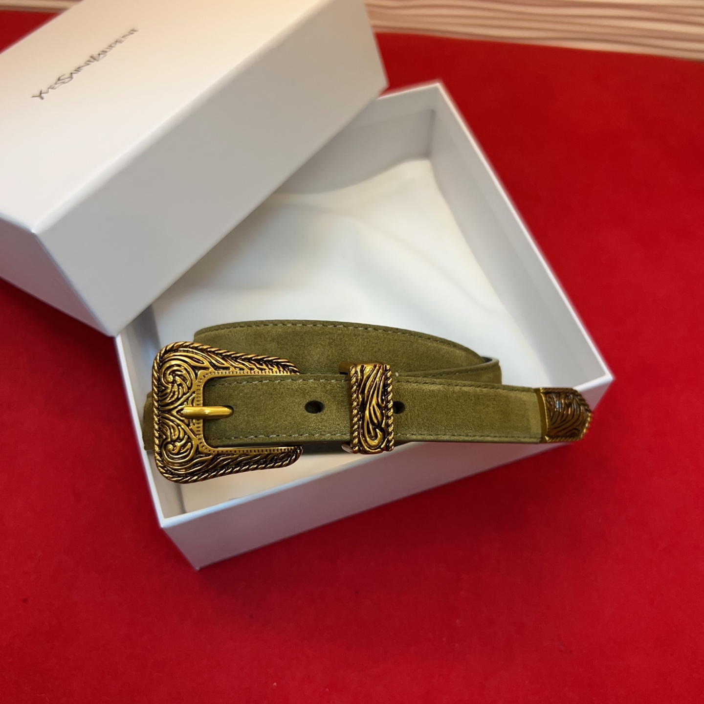 伊夫圣罗兰YSL自诞生的那一刻起，就在人们心中留下了色彩缤纷.浪漫高雅的形象，经典而不落俗套是他的特征。