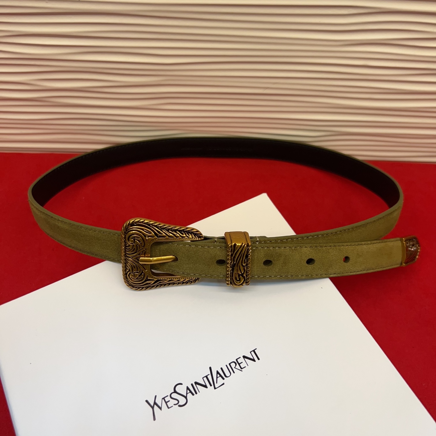 伊夫圣罗兰YSL自诞生的那一刻起，就在人们心中留下了色彩缤纷.浪漫高雅的形象，经典而不落俗套是他的特征。