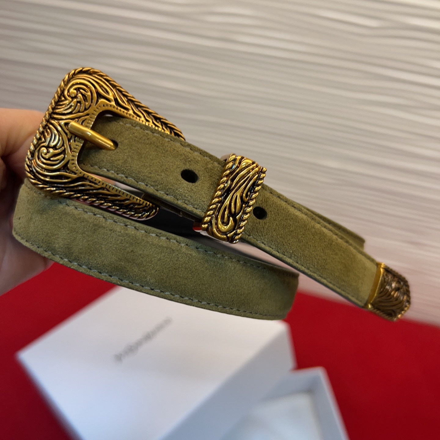 伊夫圣罗兰YSL自诞生的那一刻起，就在人们心中留下了色彩缤纷.浪漫高雅的形象，经典而不落俗套是他的特征。