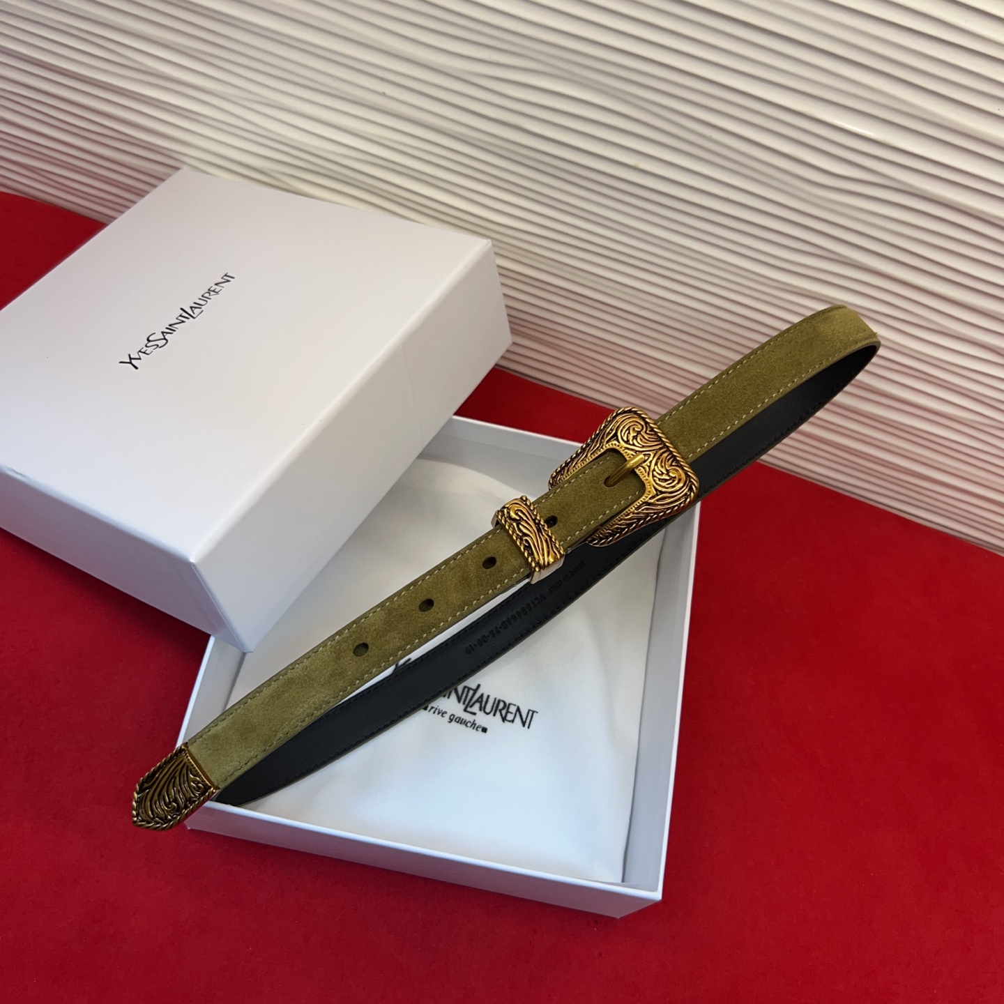 伊夫圣罗兰YSL自诞生的那一刻起，就在人们心中留下了色彩缤纷.浪漫高雅的形象，经典而不落俗套是他的特征。