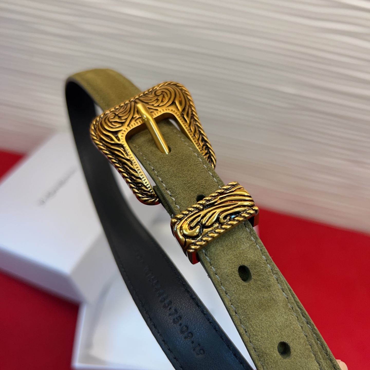 伊夫圣罗兰YSL自诞生的那一刻起，就在人们心中留下了色彩缤纷.浪漫高雅的形象，经典而不落俗套是他的特征。