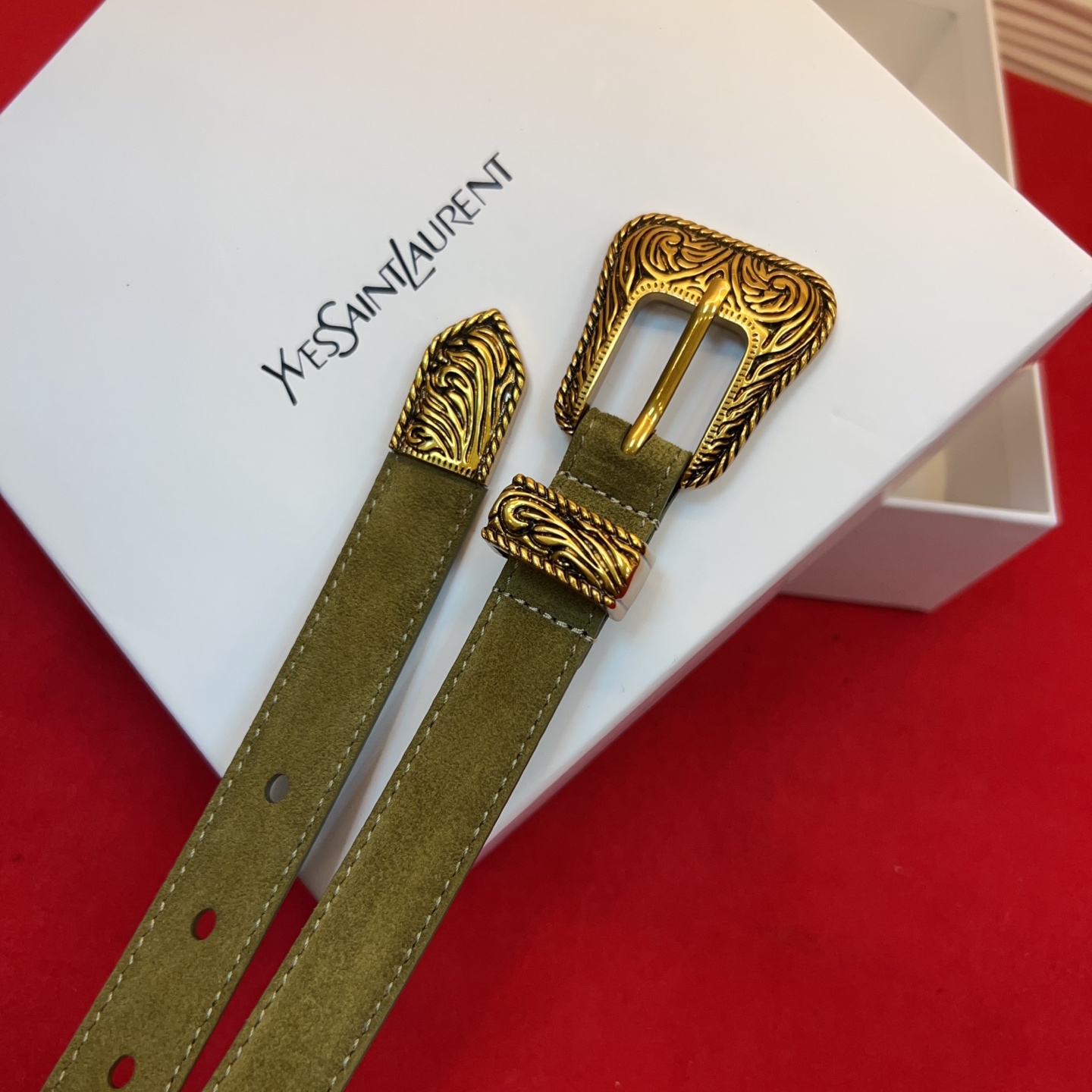 伊夫圣罗兰YSL自诞生的那一刻起，就在人们心中留下了色彩缤纷.浪漫高雅的形象，经典而不落俗套是他的特征。