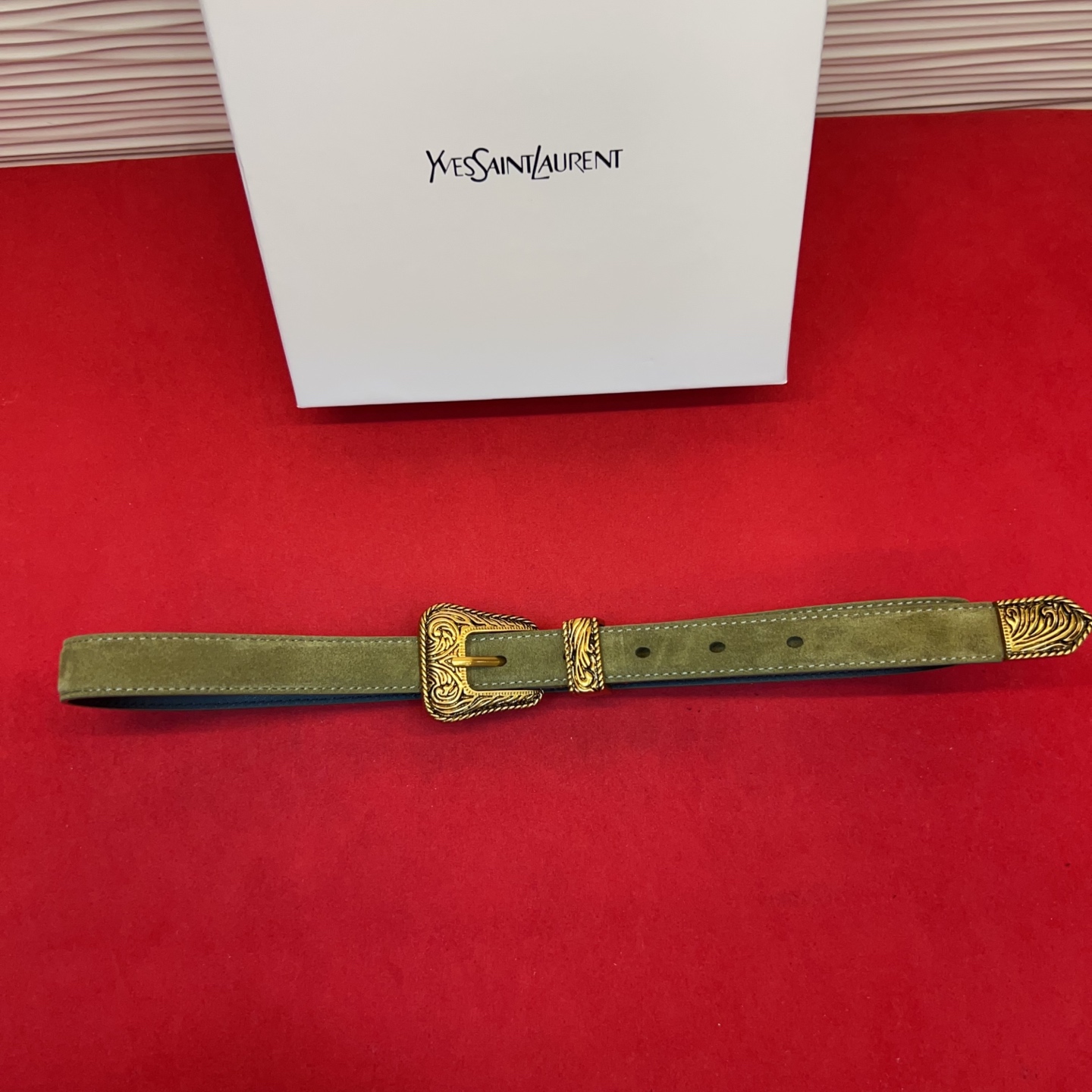 伊夫圣罗兰YSL自诞生的那一刻起，就在人们心中留下了色彩缤纷.浪漫高雅的形象，经典而不落俗套是他的特征。