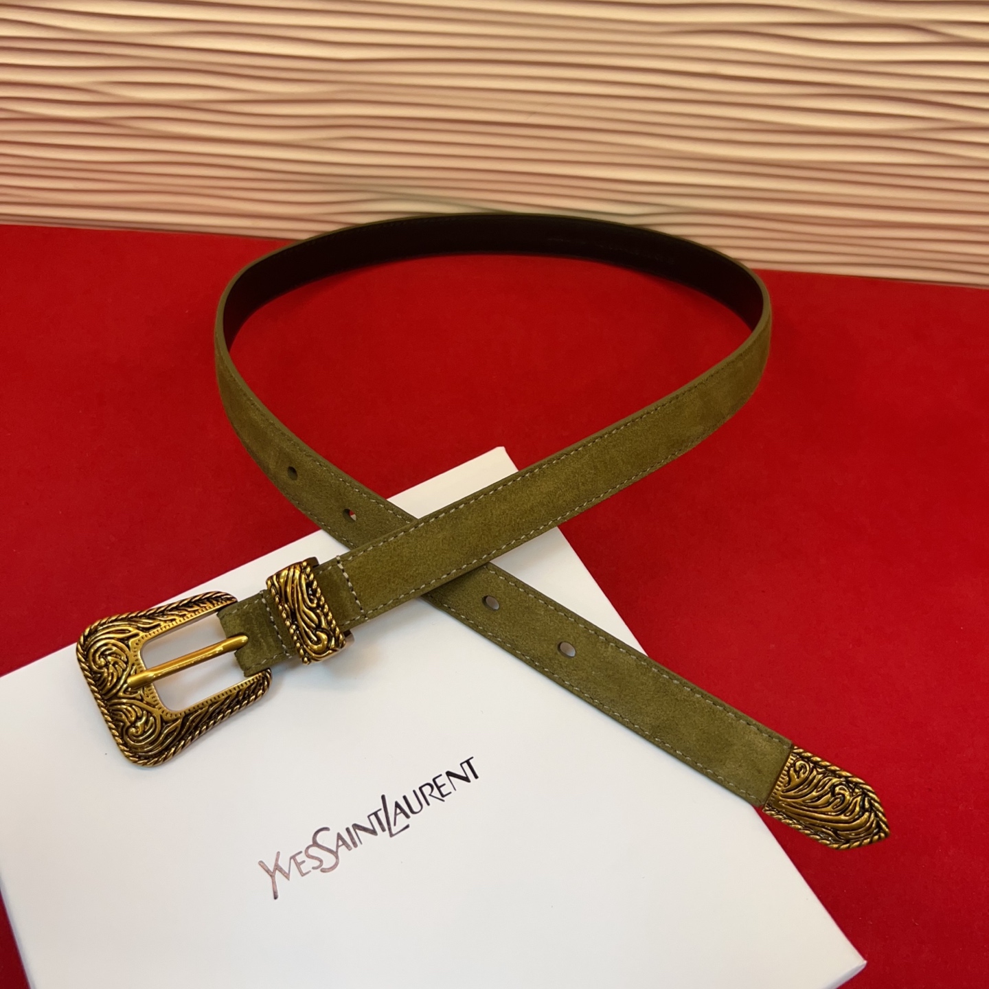 伊夫圣罗兰YSL自诞生的那一刻起，就在人们心中留下了色彩缤纷.浪漫高雅的形象，经典而不落俗套是他的特征。