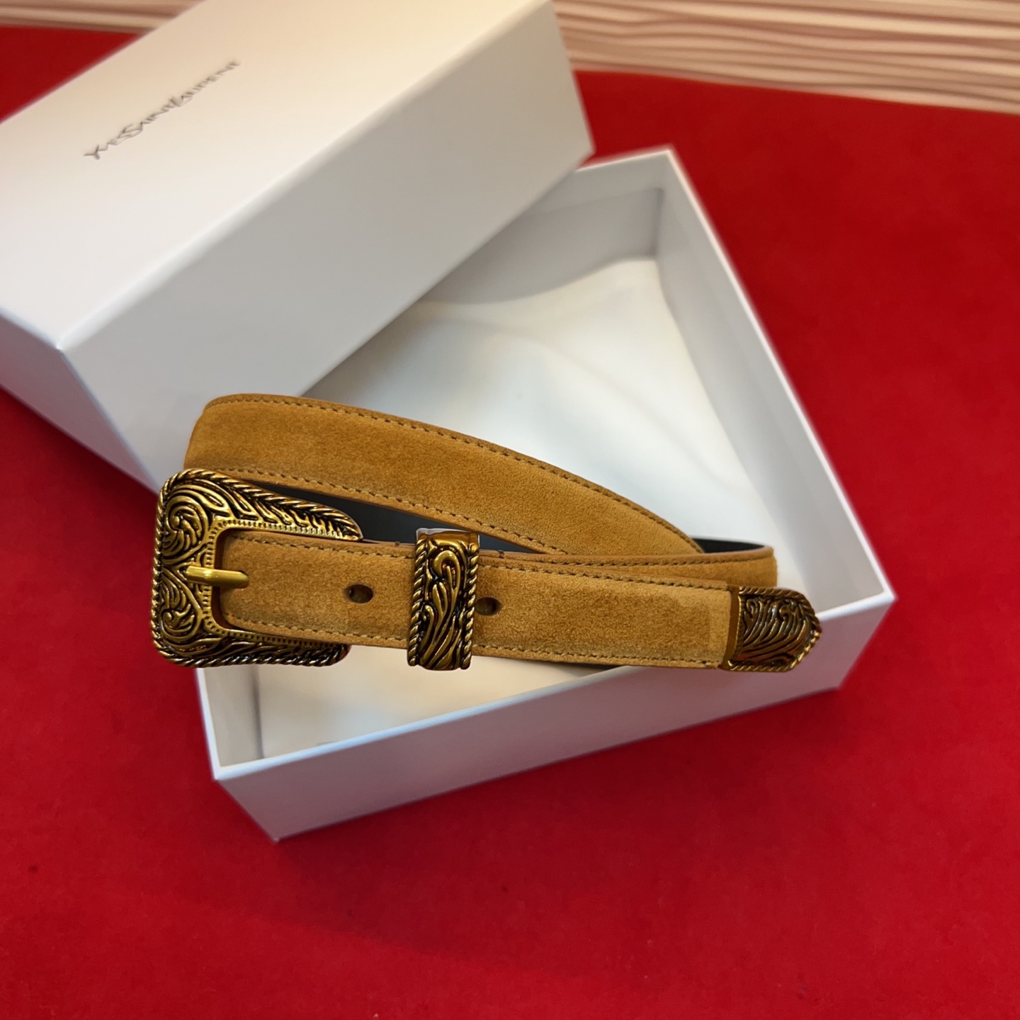 伊夫圣罗兰YSL自诞生的那一刻起，就在人们心中留下了色彩缤纷.浪漫高雅的形象，经典而不落俗套是他的特征。