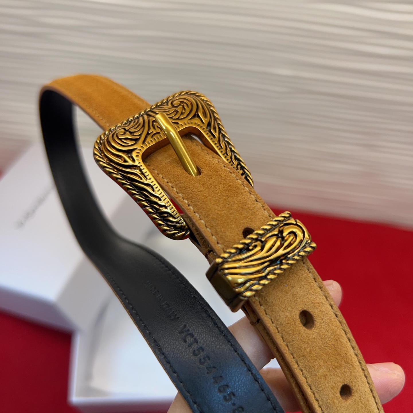 伊夫圣罗兰YSL自诞生的那一刻起，就在人们心中留下了色彩缤纷.浪漫高雅的形象，经典而不落俗套是他的特征。