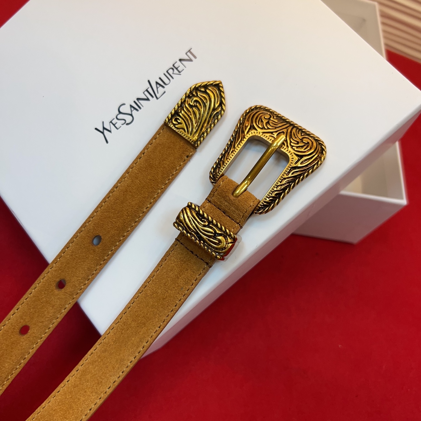 伊夫圣罗兰YSL自诞生的那一刻起，就在人们心中留下了色彩缤纷.浪漫高雅的形象，经典而不落俗套是他的特征。