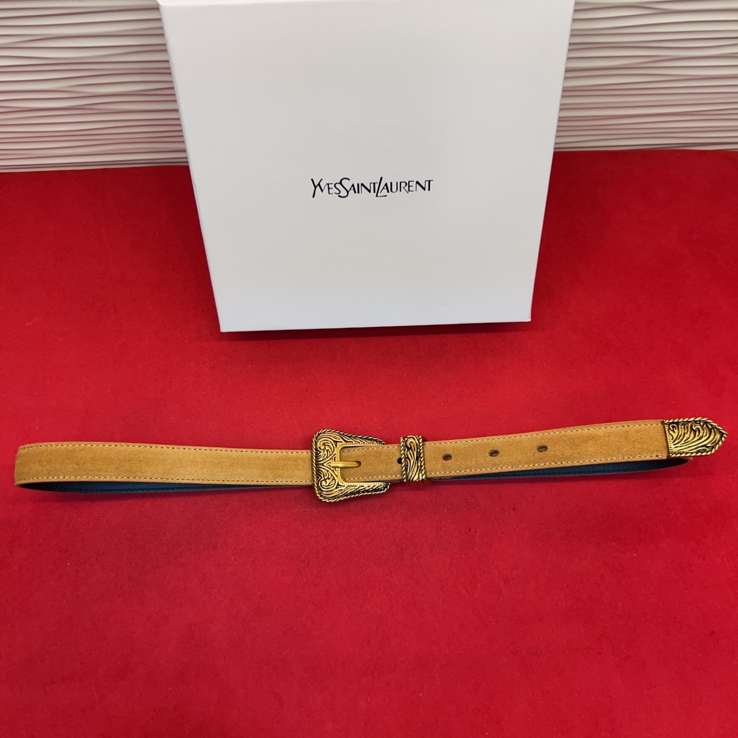 伊夫圣罗兰YSL自诞生的那一刻起，就在人们心中留下了色彩缤纷.浪漫高雅的形象，经典而不落俗套是他的特征。