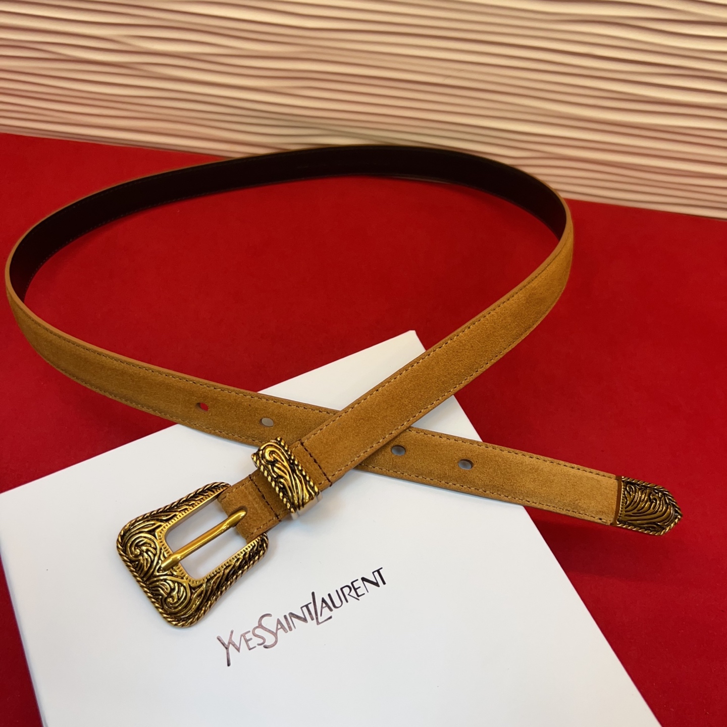 伊夫圣罗兰YSL自诞生的那一刻起，就在人们心中留下了色彩缤纷.浪漫高雅的形象，经典而不落俗套是他的特征。