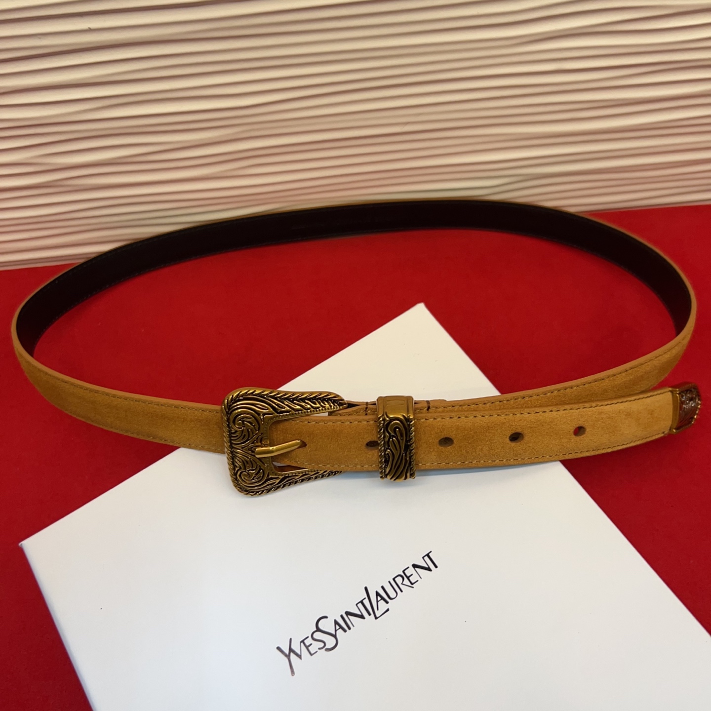 伊夫圣罗兰YSL自诞生的那一刻起，就在人们心中留下了色彩缤纷.浪漫高雅的形象，经典而不落俗套是他的特征。