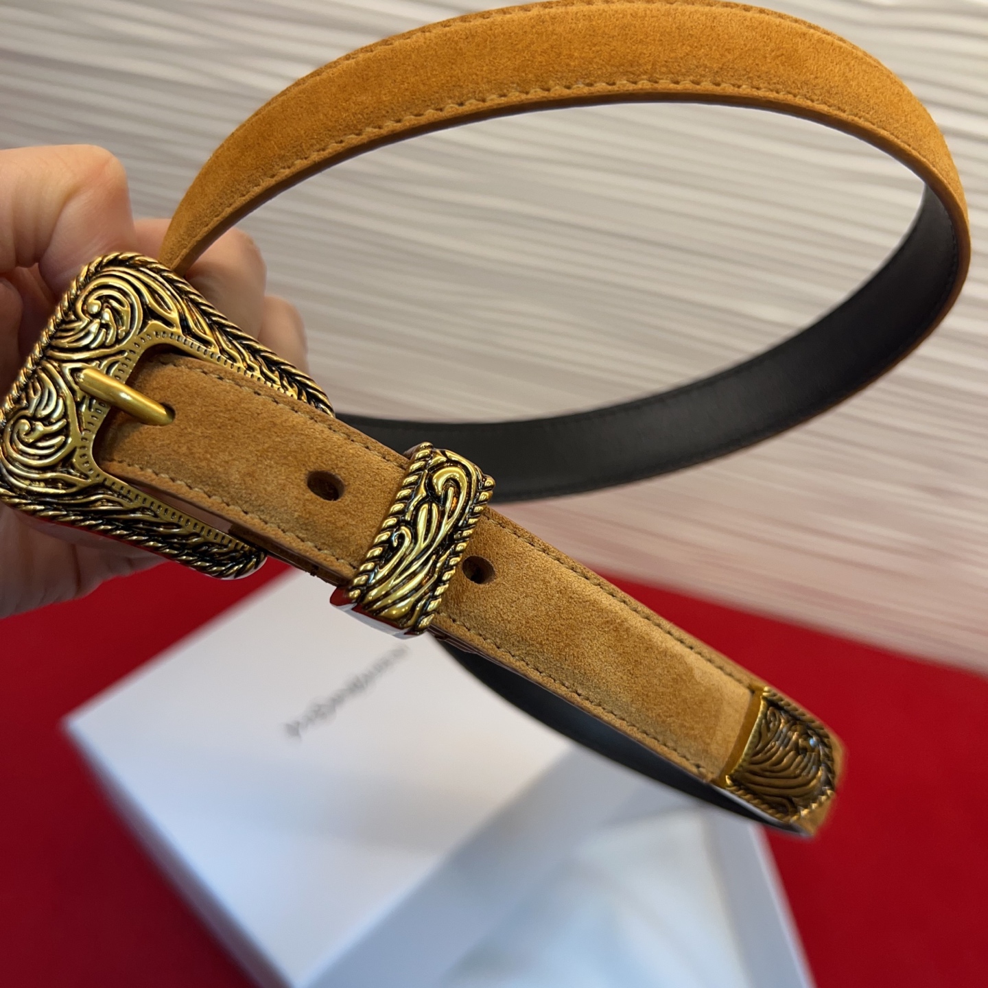 伊夫圣罗兰YSL自诞生的那一刻起，就在人们心中留下了色彩缤纷.浪漫高雅的形象，经典而不落俗套是他的特征。